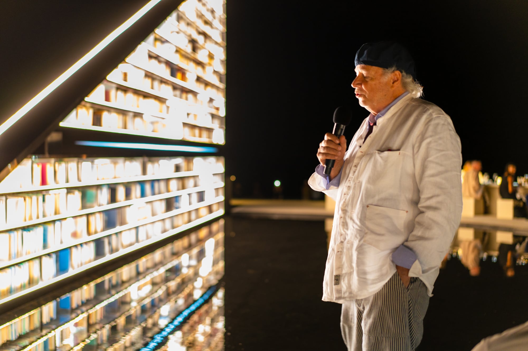 Cada uno de los cuatro pasos del menú nace de frases seleccionadas por Devlin de los libros más resonantes de su biblioteca, que Mallmann interpreta y transforma en platos que hacen “comestible” la colección