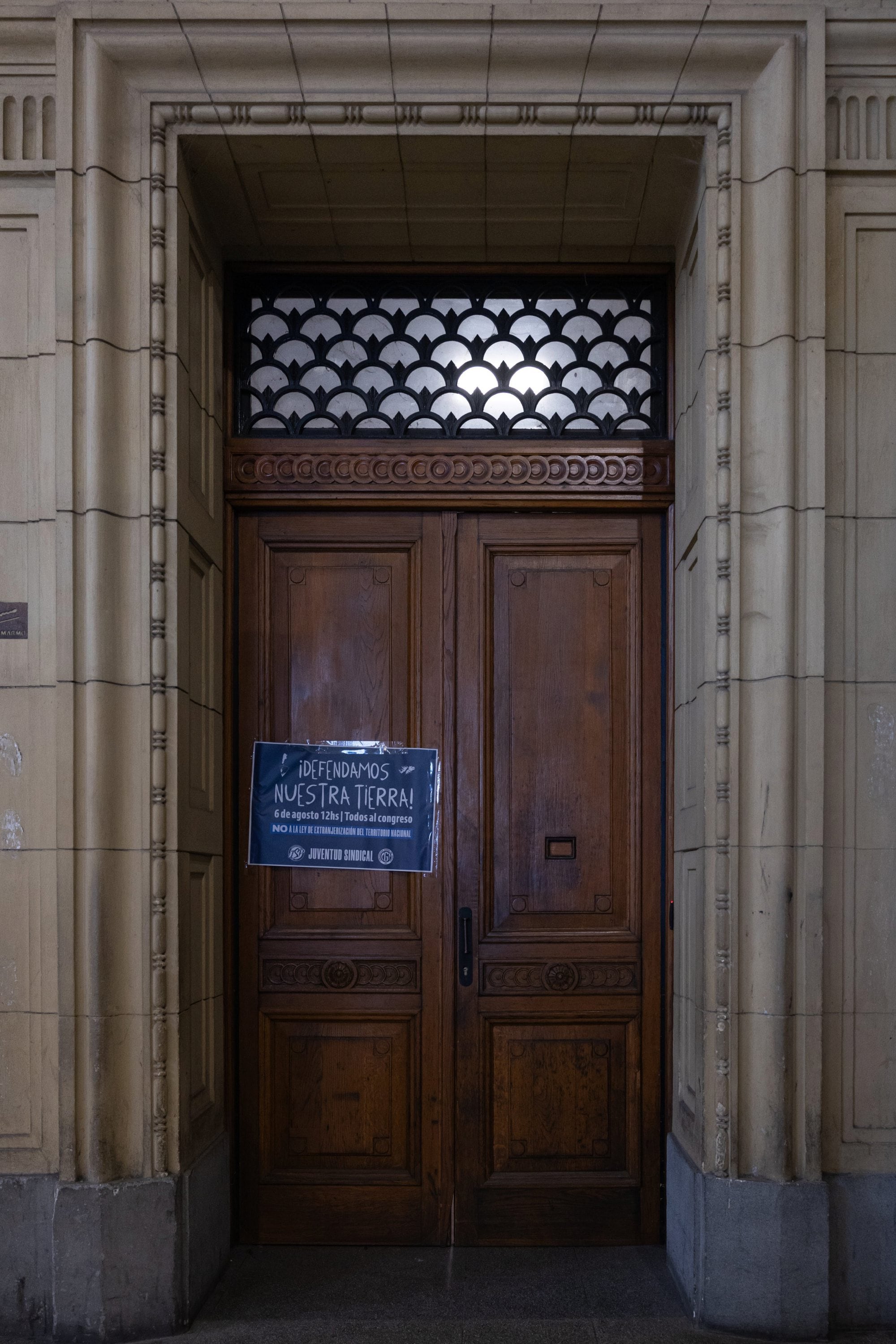 Detrás de esa puerta, un amplio salón comedor de lujo detenido en el tiempo de una Belle Epoque que ya no es