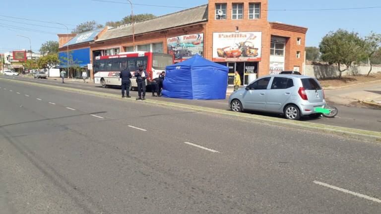 Viajaba en moto y chocó contra el espejo de un auto: al caer fue atropellada por un colectivo y murió.