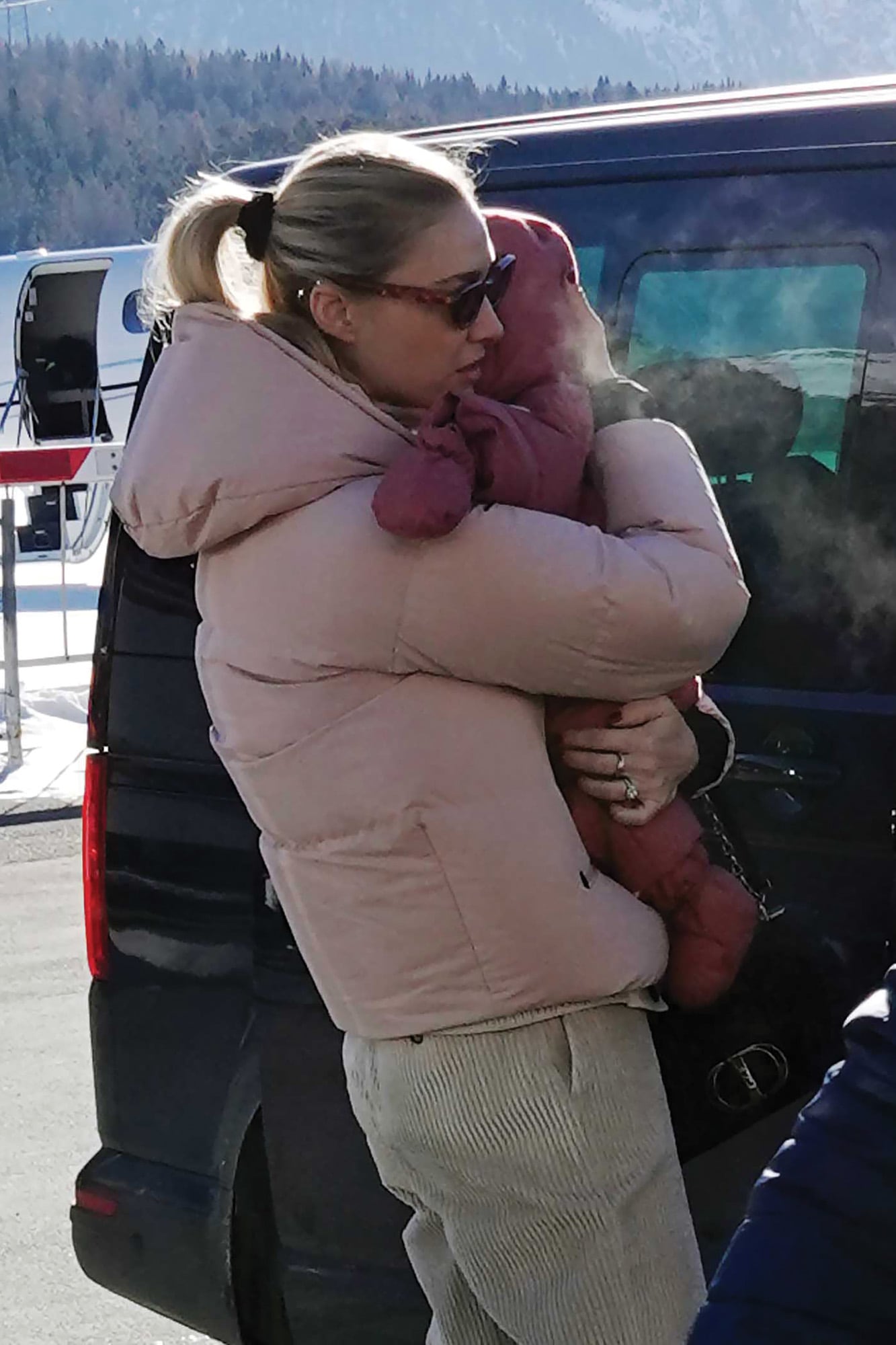 Beatrice Borromeo llega a
Saint Moritz con Bianca
–su beba de dos meses–
en brazos (al fondo, el jet
privado en el que viajaron)