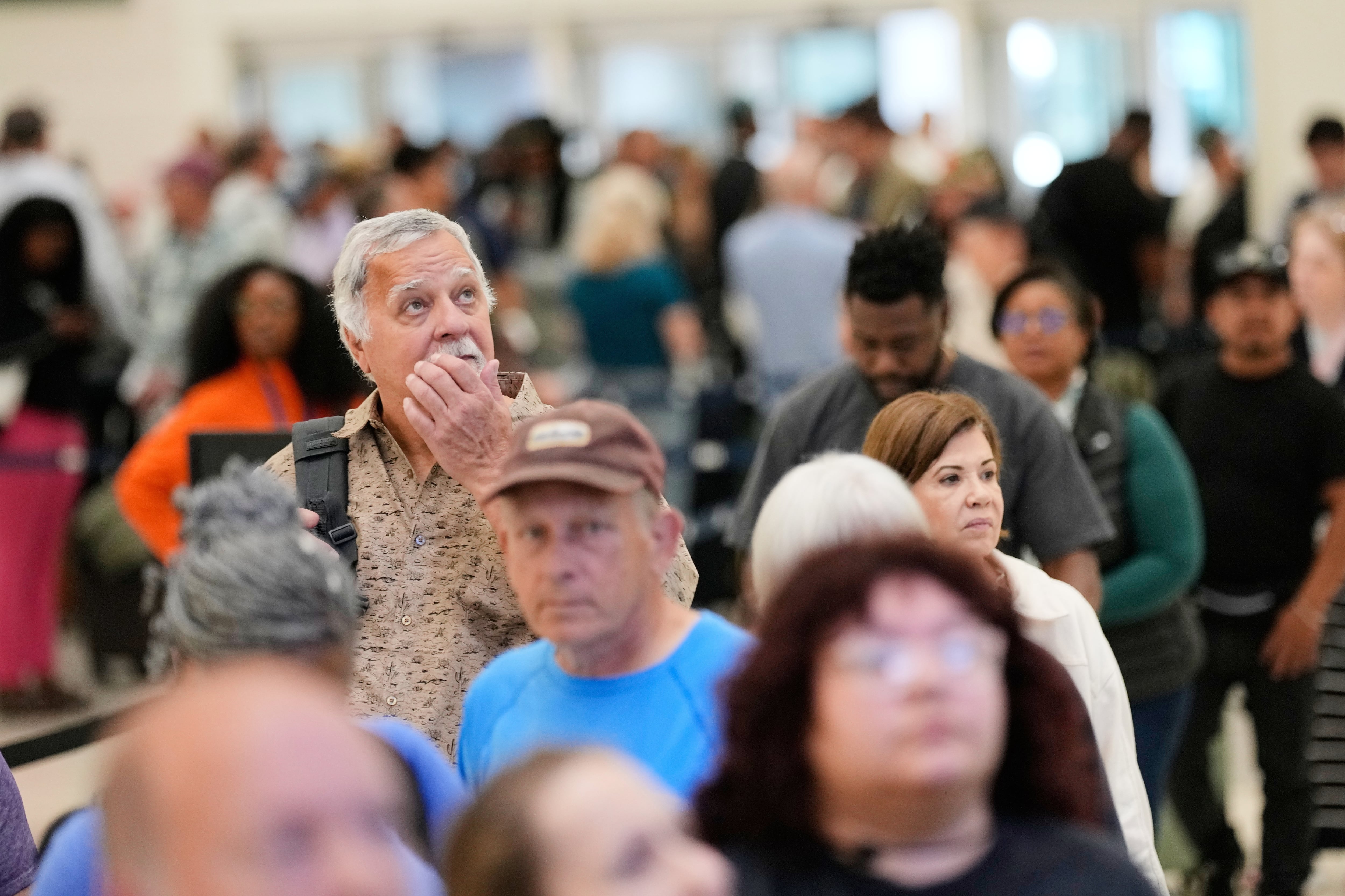 Varios pasajeros esperan en un puesto de control de seguridad en el Aeropuerto Intercontinental George Bush, en Houston. (AP Foto/David J. Phillip)