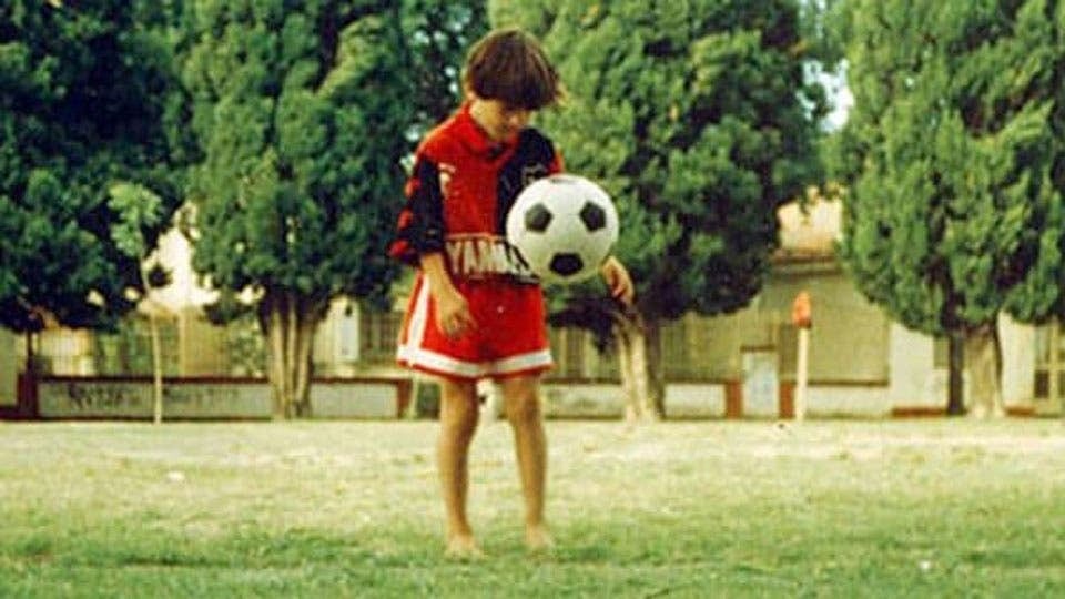 Lionel Messi, de niño, con la camiseta de Newells