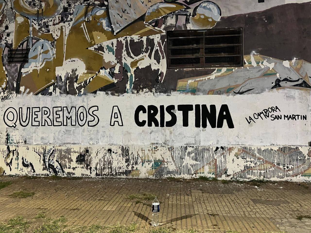 La Cámpora de San Martín aportó sus pintadas