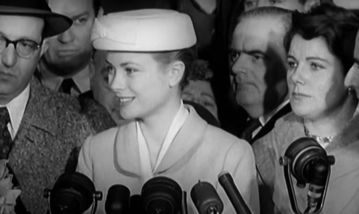 Grace durante la conferencia de prensa en la cual anunció que se retiraba del mundo del cine para ir a vivir a Mónaco y casarse con el príncipe (Foto: Captura video Slice Iberia)