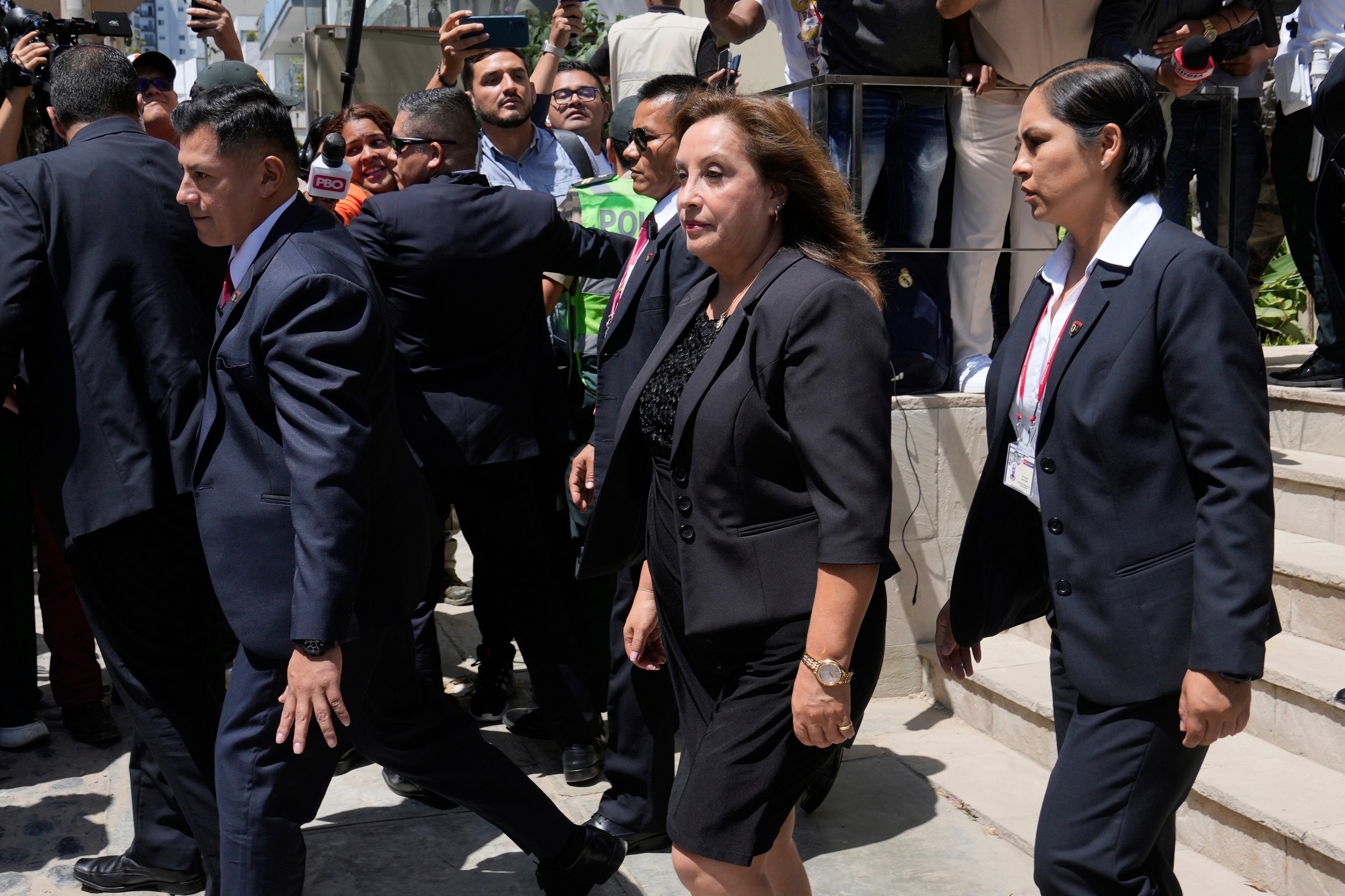 La presidenta de Perú, Dina Boluarte,ocupará un lugar de privilegio en la ceremonia, por la doble nacionalidad de León XIV (AP Foto/Martín Mejía, Archivo)