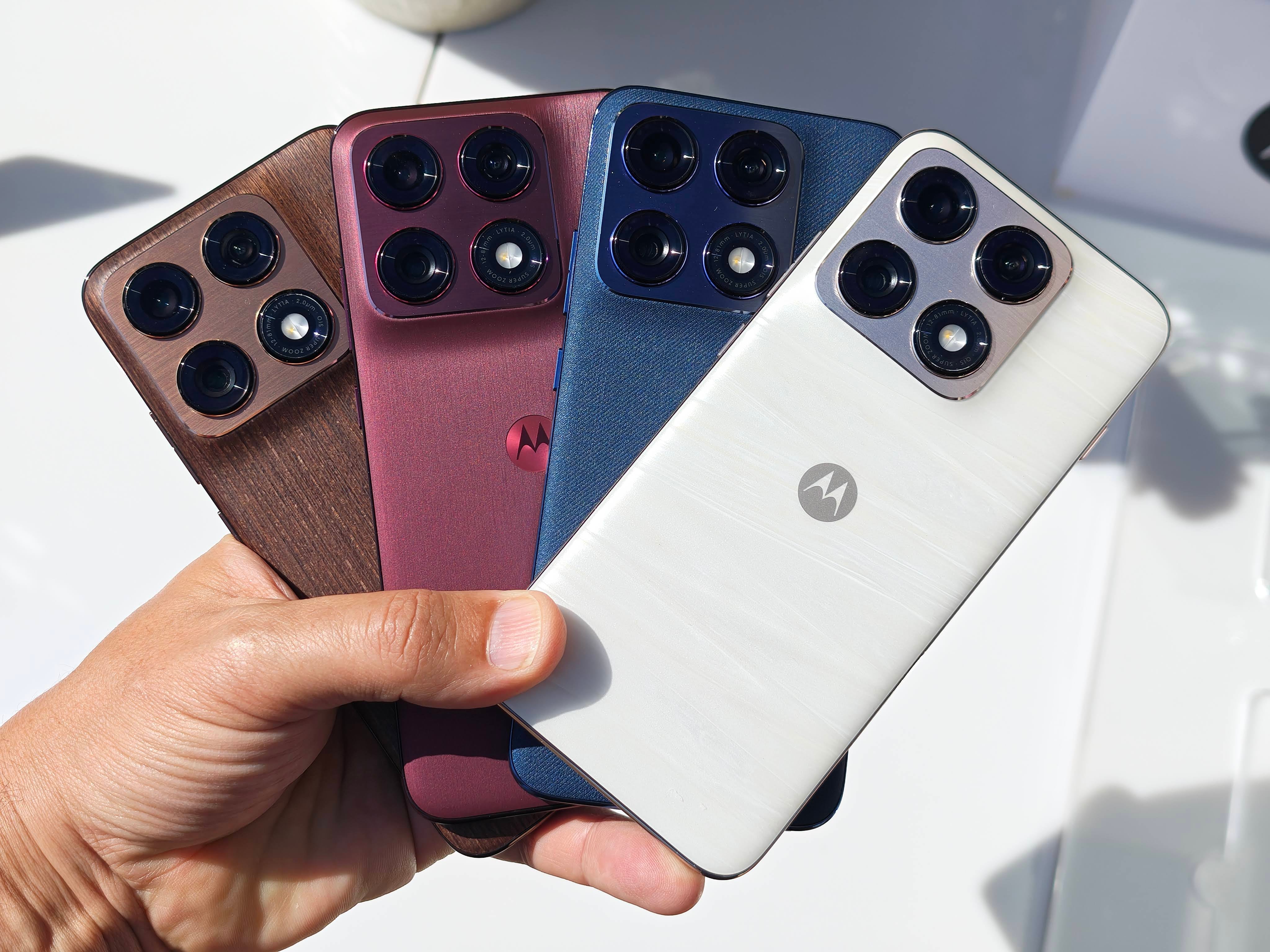 Las opciones de colores y texturas del Motorola Edge 70 Pro, con madera oscura, seda en color borgoña, lana azul y acetato blanco
