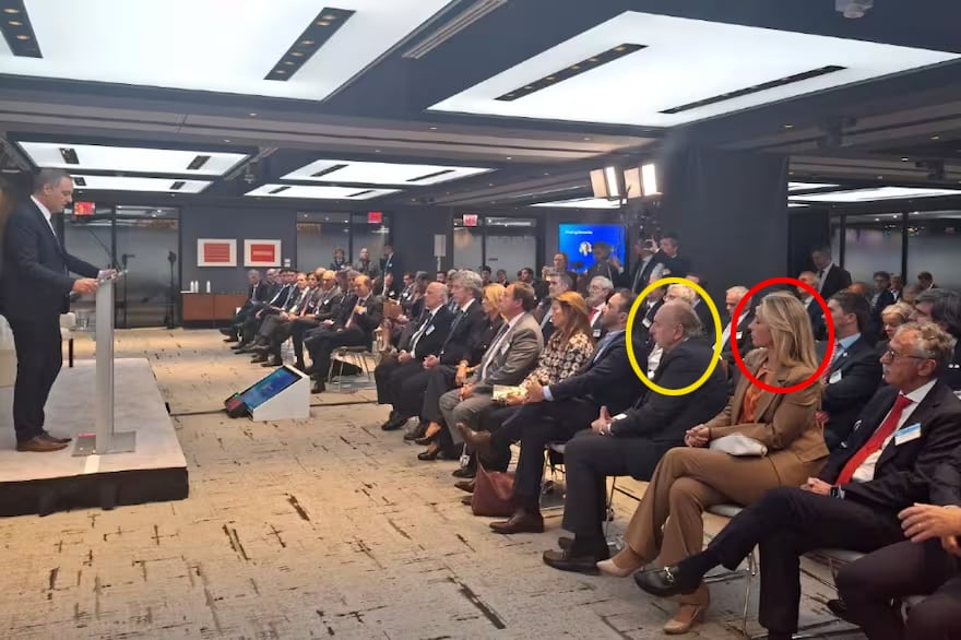 El jefe de Gabinete, Manuel Adorni, en el cierre del Argentina Week desde Nueva York. En la primera fila está su esposa, Bettina Angeletti, junto al empresario José Luis Manzano.