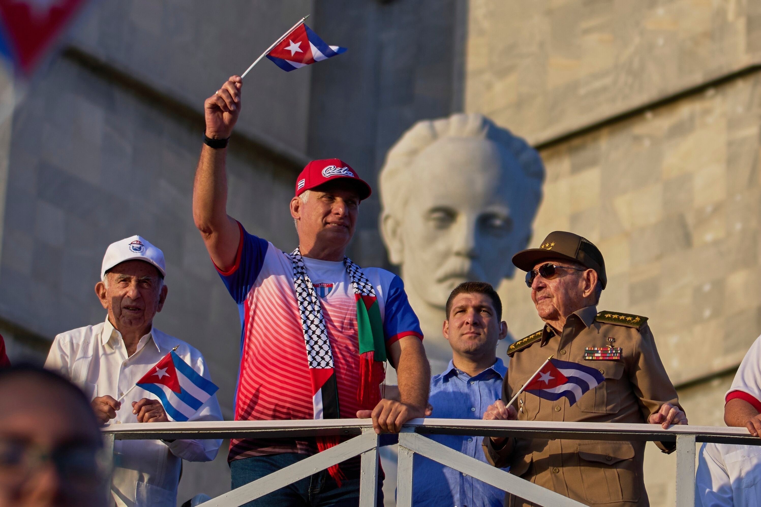 Trump vuelve a poner el foco en Cuba y Raúl Castro queda en la mira