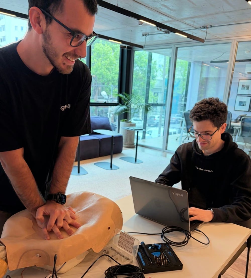 La guía de implementación de OpenCPR incluye instrucciones sobre la ubicación del sensor y el montaje de los componentes electrónicos