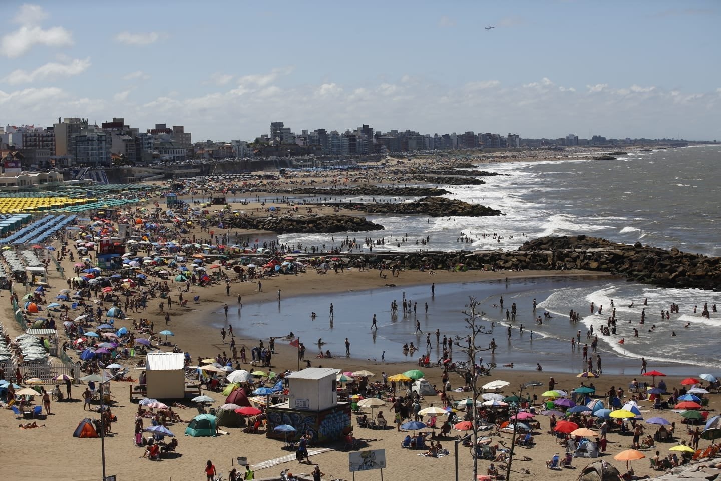 Menos días y elegidos según previsiones meteorológicas, los turistas elgien de forma más espontánea viajar a la playa