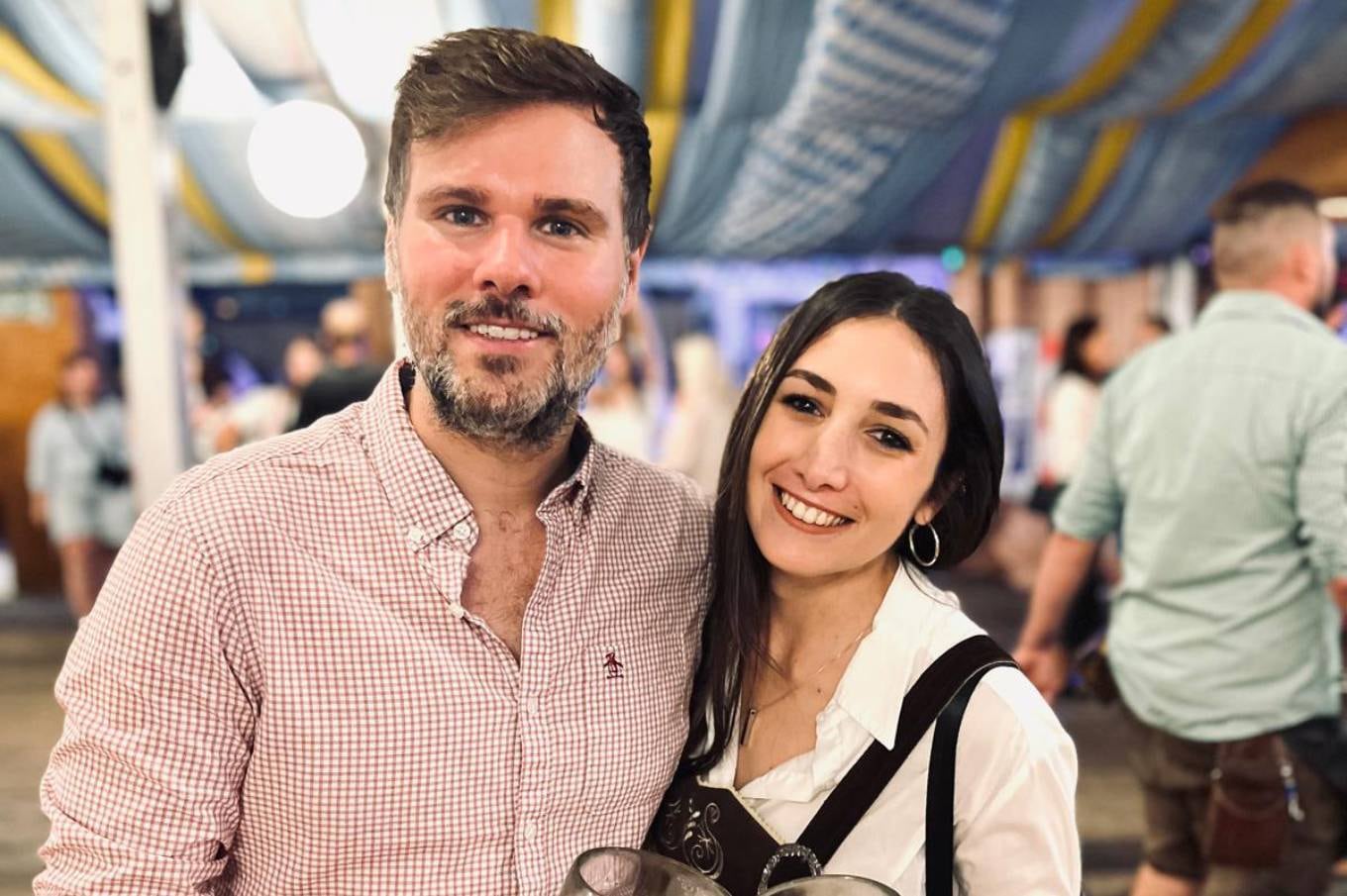 Carolina junto a su marido, también argentino.