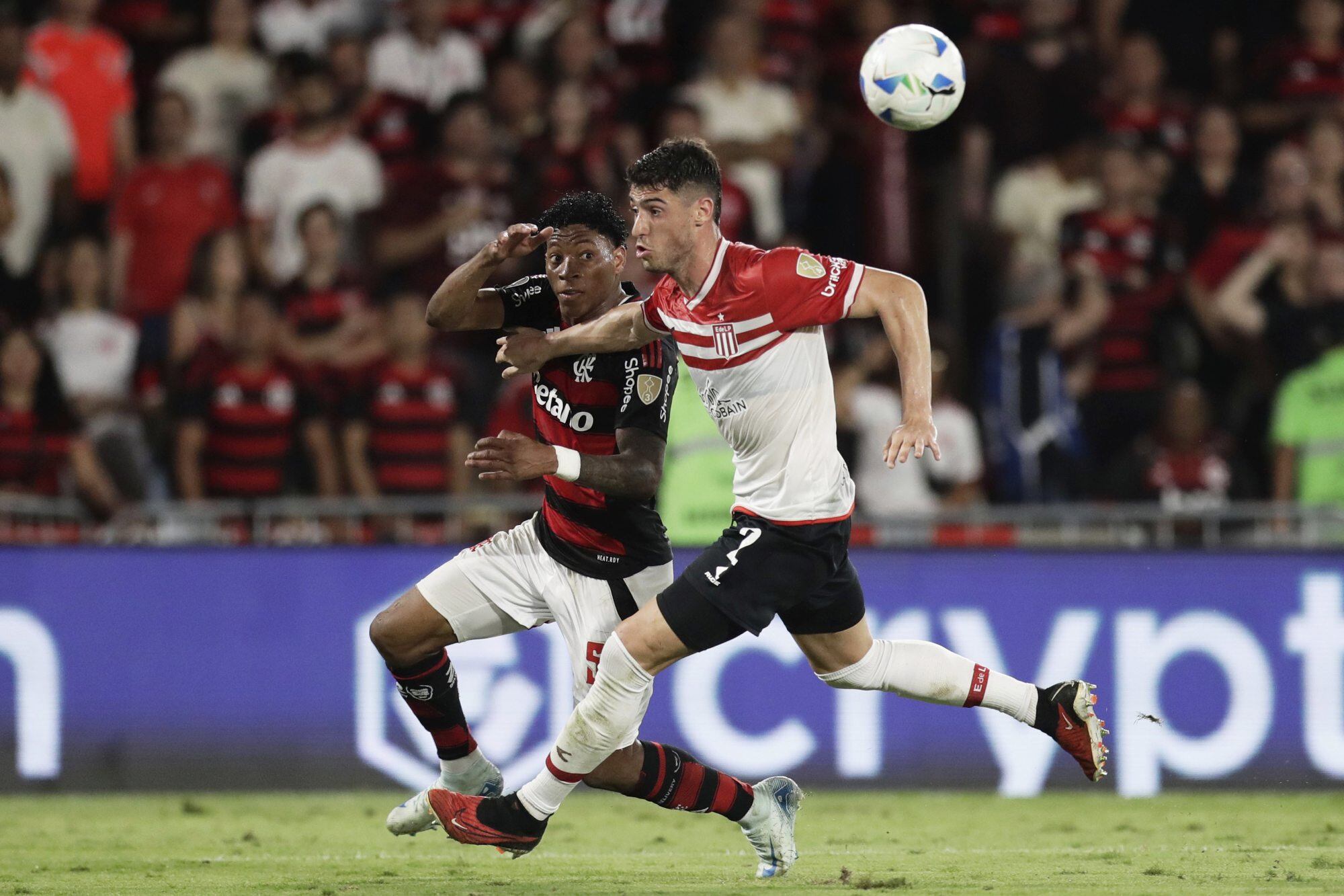 Gonzalo Plata es controlado por el zaguero Facundo Rodríguez; el delantero ecuatoriano fue expulsado de modo insólito por el árbitro colombiano Andrés Rojas