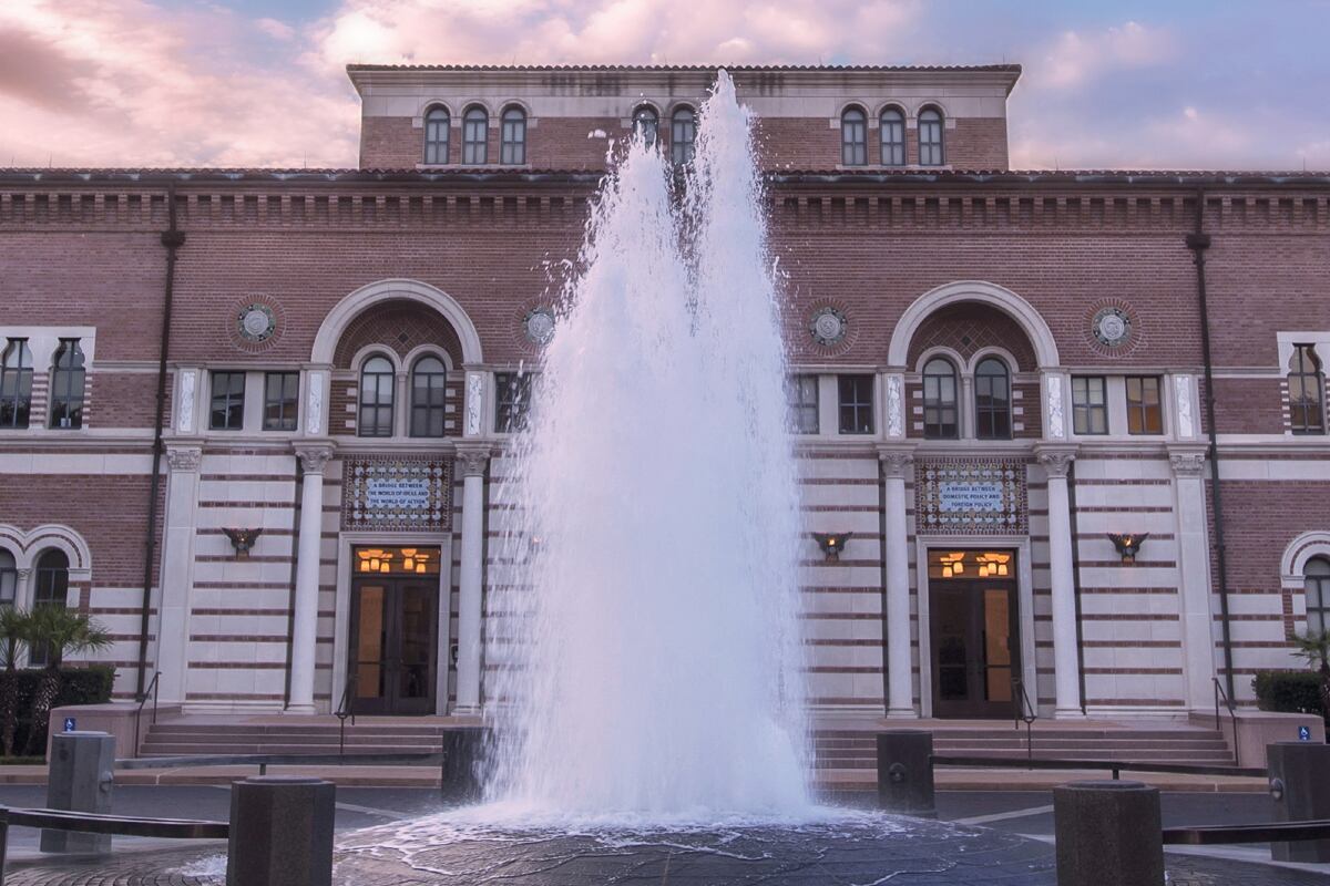 La fachada del Instituto Baker, que preside la Universidad Rice en Houston, Texas