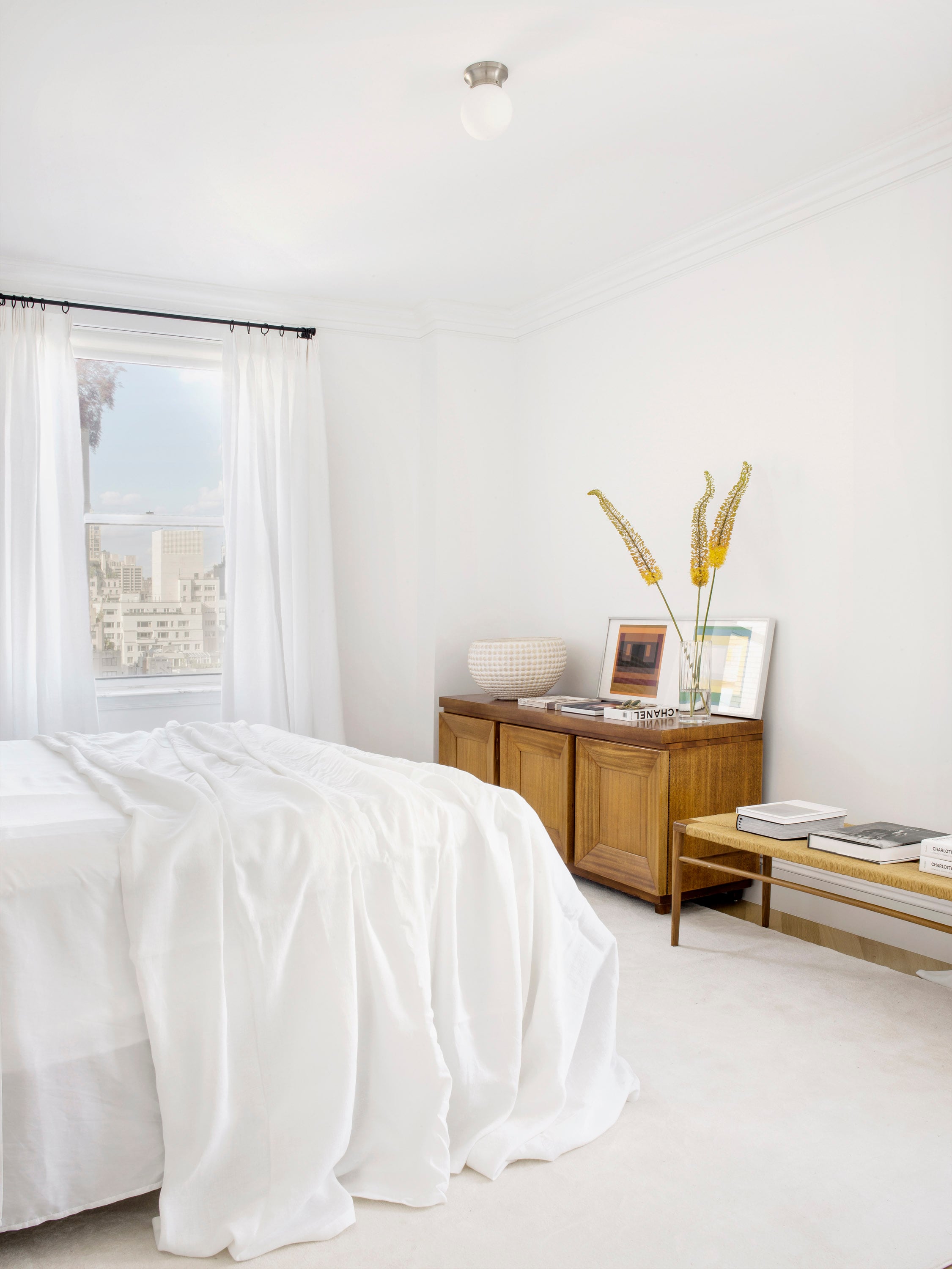 Aparador de los 50 de Seth Ben-Ari y banco de Mel Smilow (Suite NY).