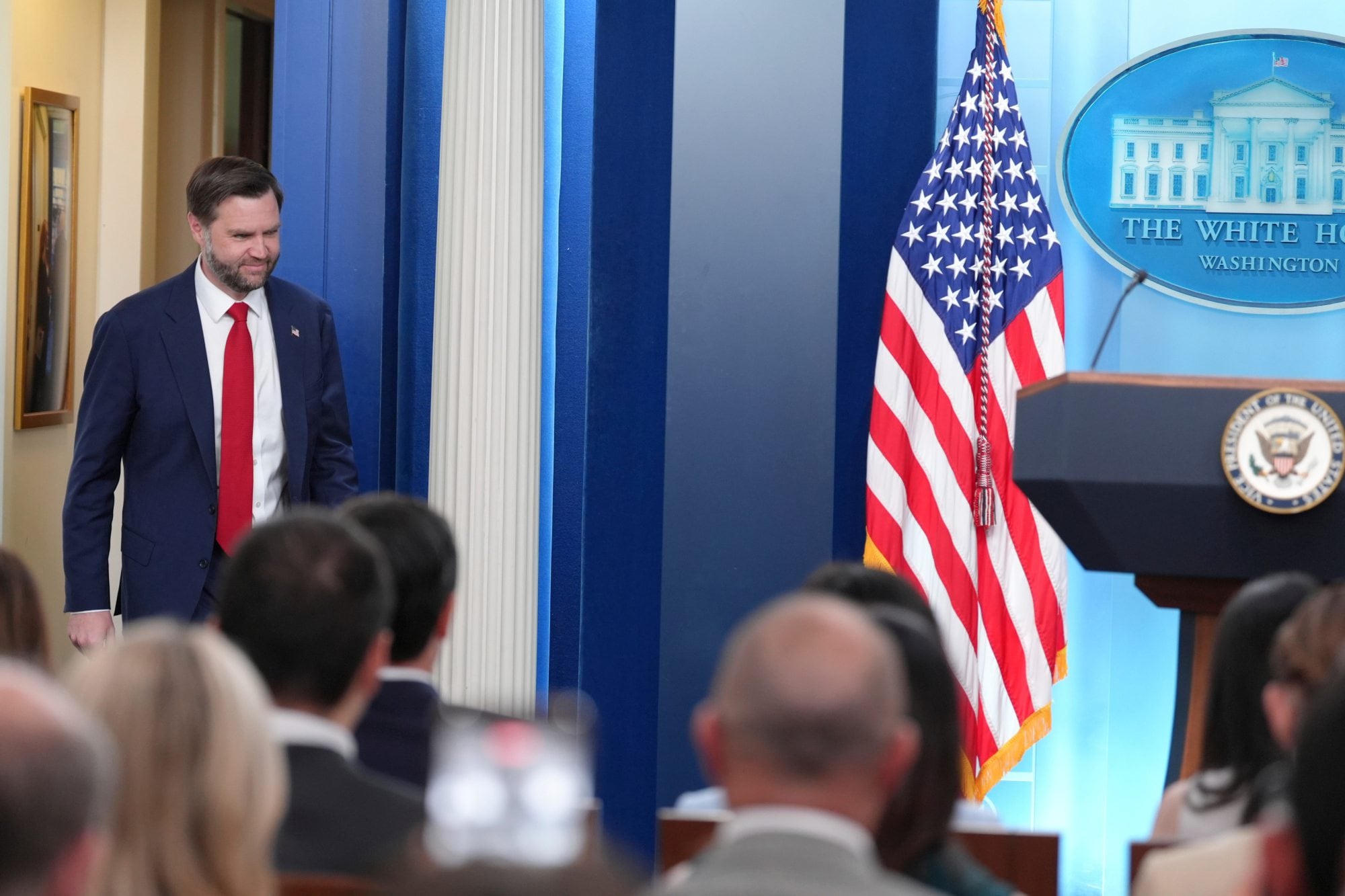 El vicepresidente JD Vance, al llegar a la sala de prensas de la Casa Blanca, este jueves 18 de junio.
