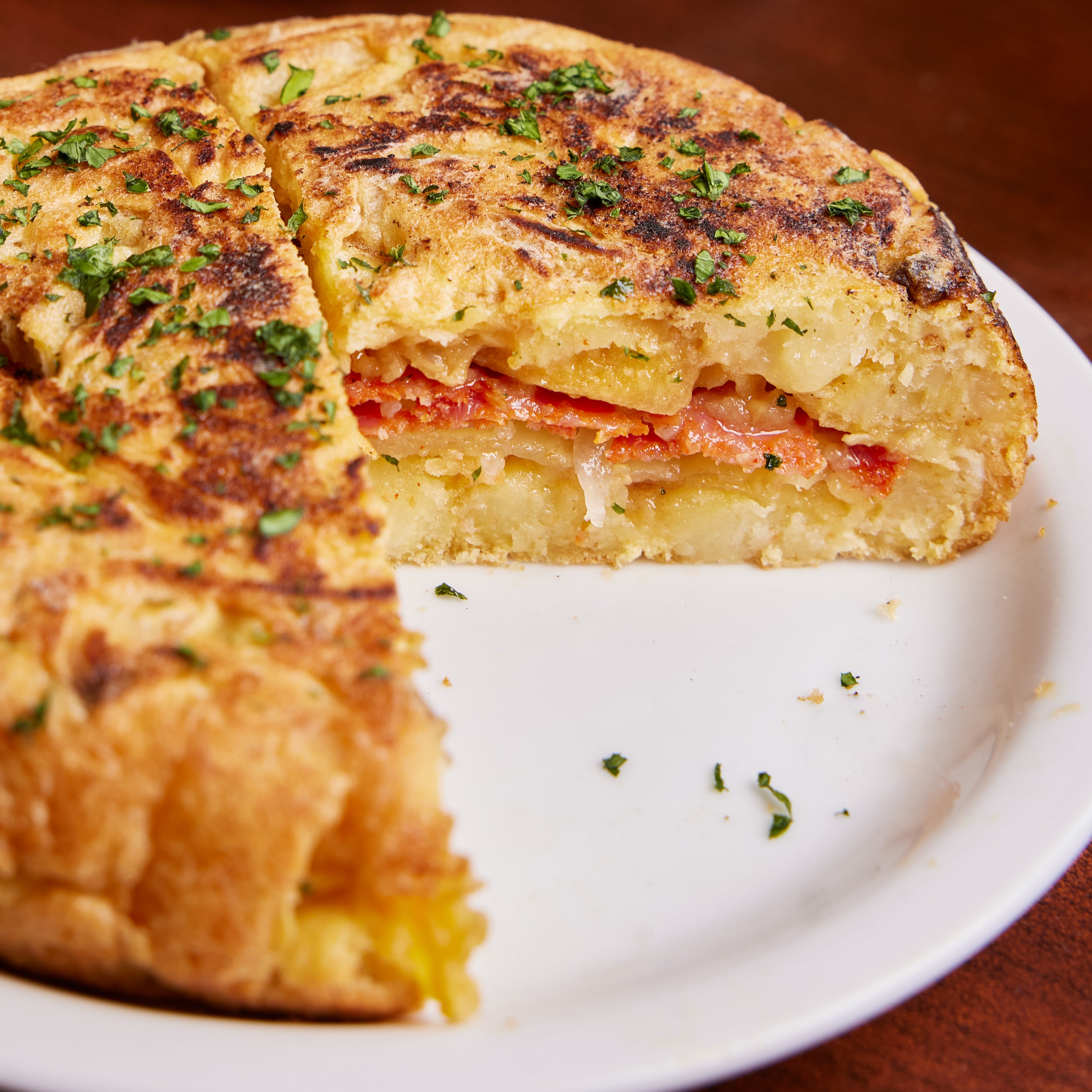 Tortilla A Coruña rellena con mozzarella y cantimpalo