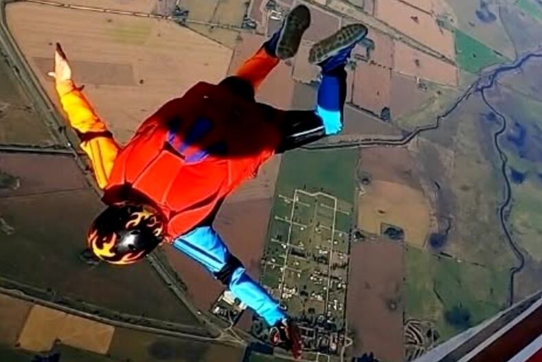 Una de las tomas de los saltos en paracaídas que solía realizar la víctima y que compartió en sus redes sociales