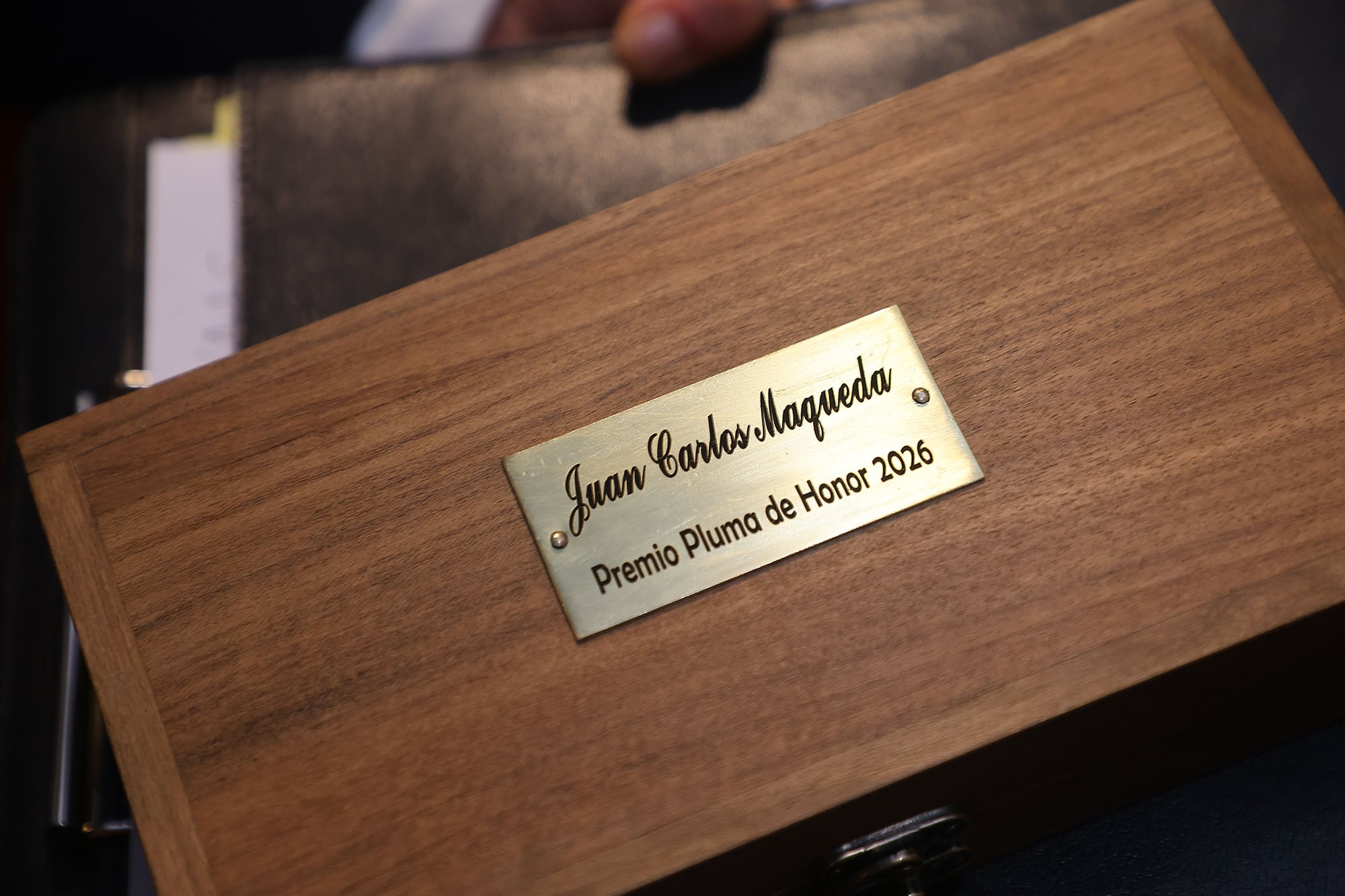 En fotos. El Dr. Juan Carlos Maqueda recibió la Pluma de Honor de la Academia Nacional de Periodismo 34 La caja que contiene una pluma de plata, distinción al exmiembro de la Corte Suprema de la Nación