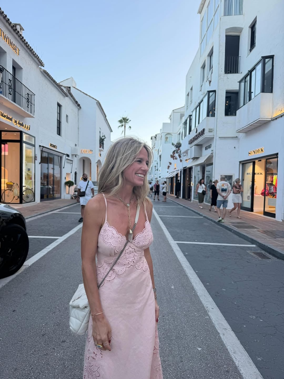 Fabbiani posó sonriente y relajada en las calles de Marbella
