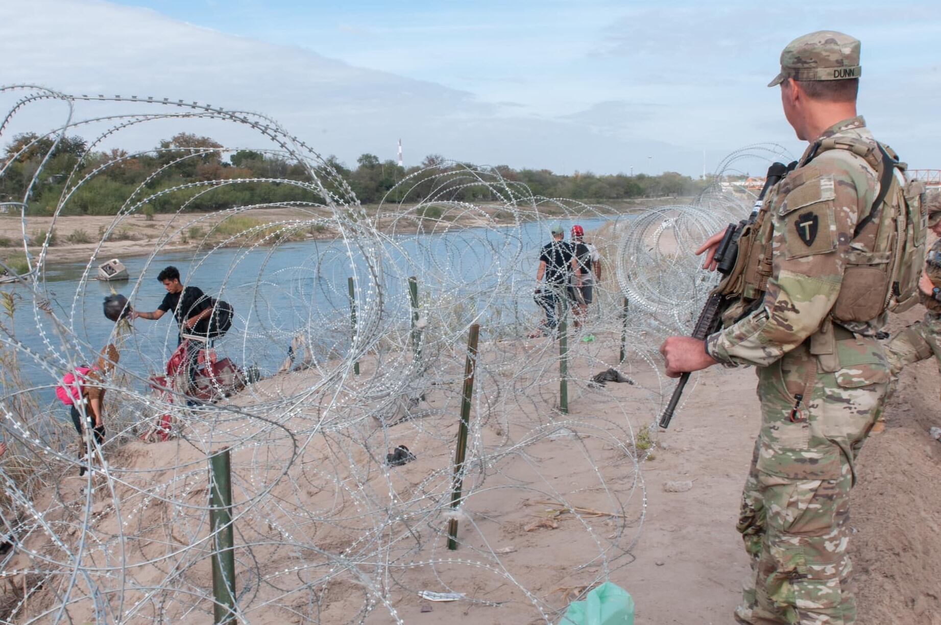 Texas colocó alambre de púas en la frontera para disuadir a los migrantes de cruzar de forma ilegal