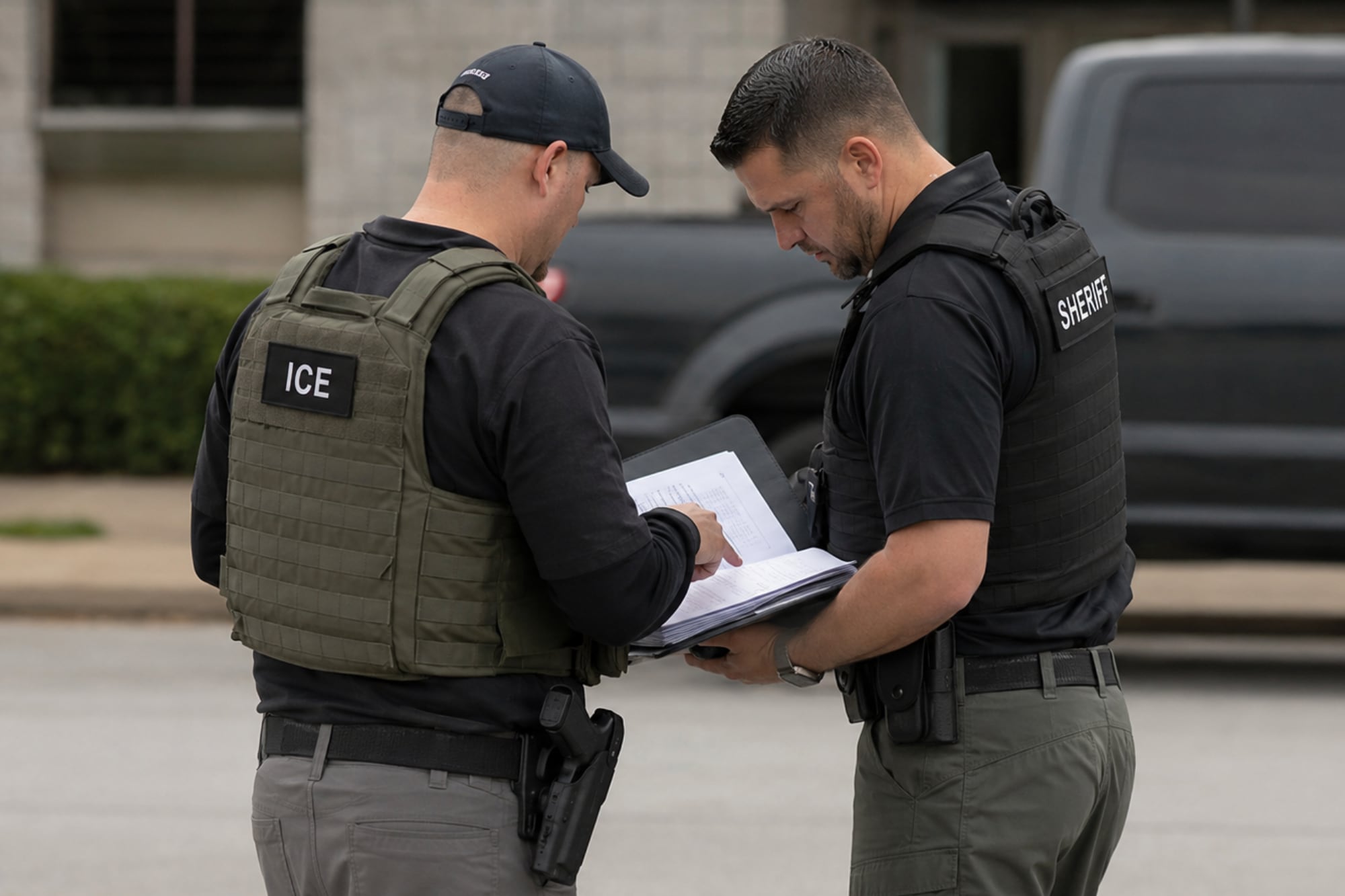 Hochul advirtió que las fuerzas policiales que mantengan alianzas prohibidas con el ICE enfrentarán acciones legales