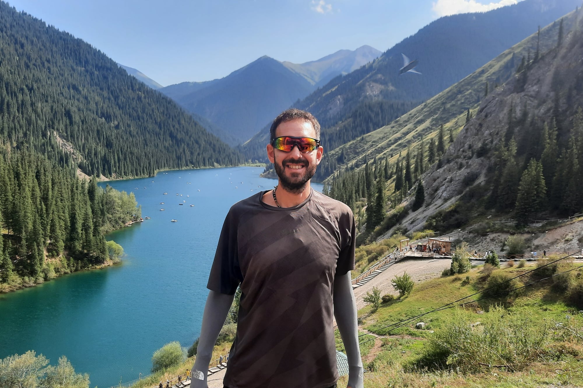 Fernando Caíno en el lago de Kolsai, Kazajistán
