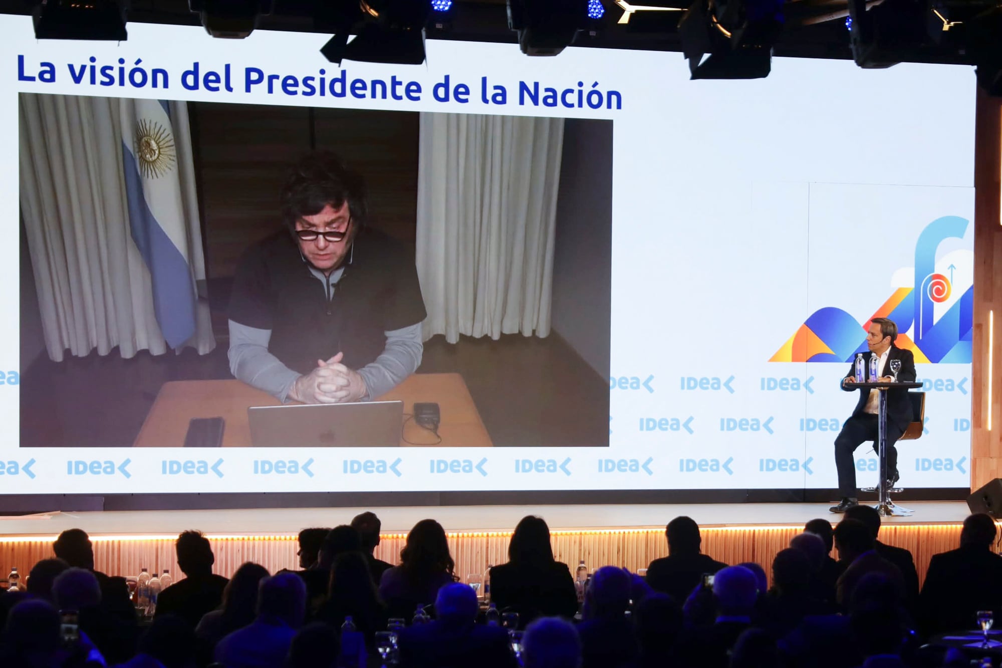 El presidenta Javier Milei participó por videoconferencia desde París