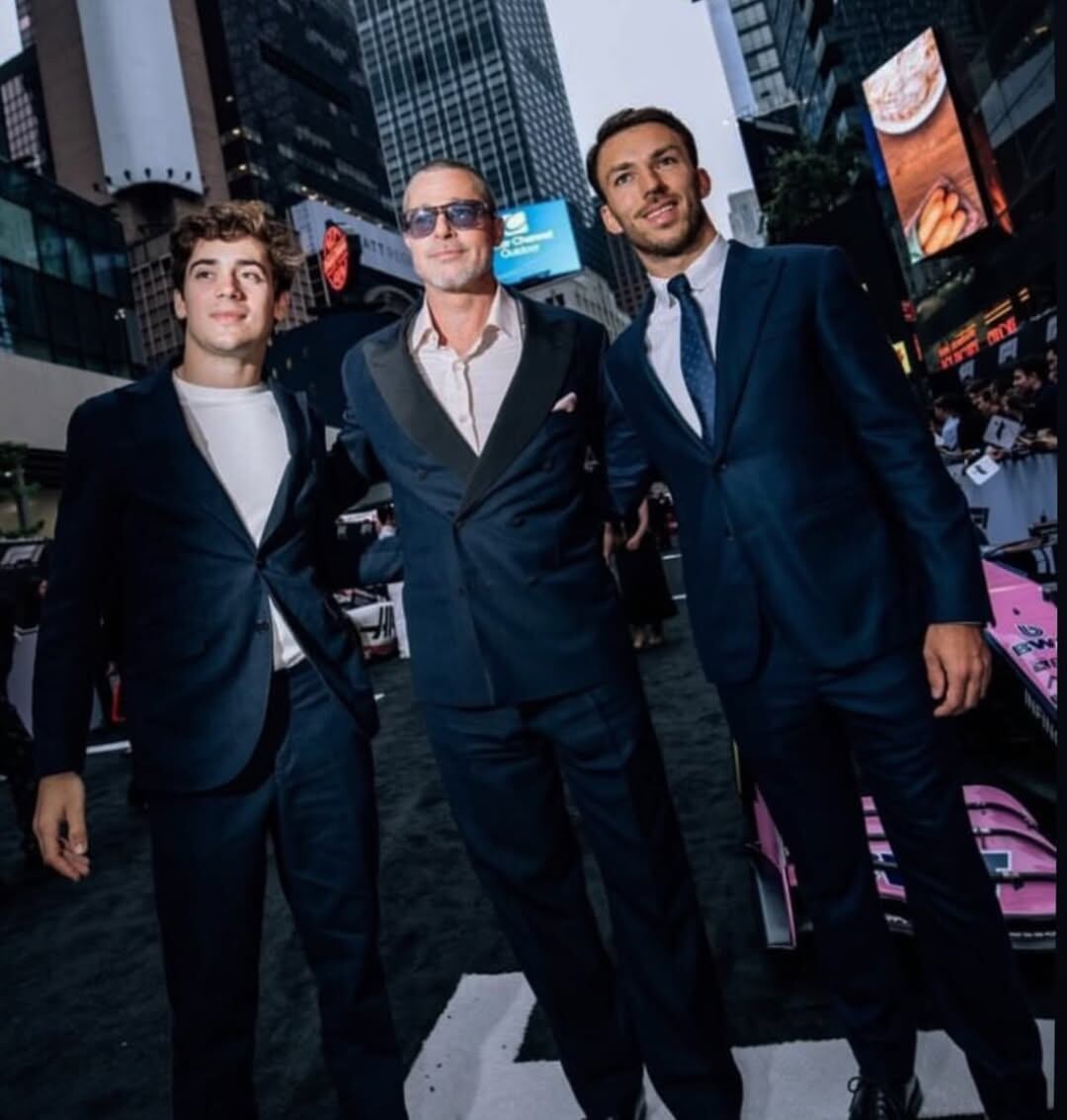 La foto que subió el piloto argentino con Brad Pitt y su compañero de Alpine a sus redes sociales (Foto: Instagram @francolapinto)