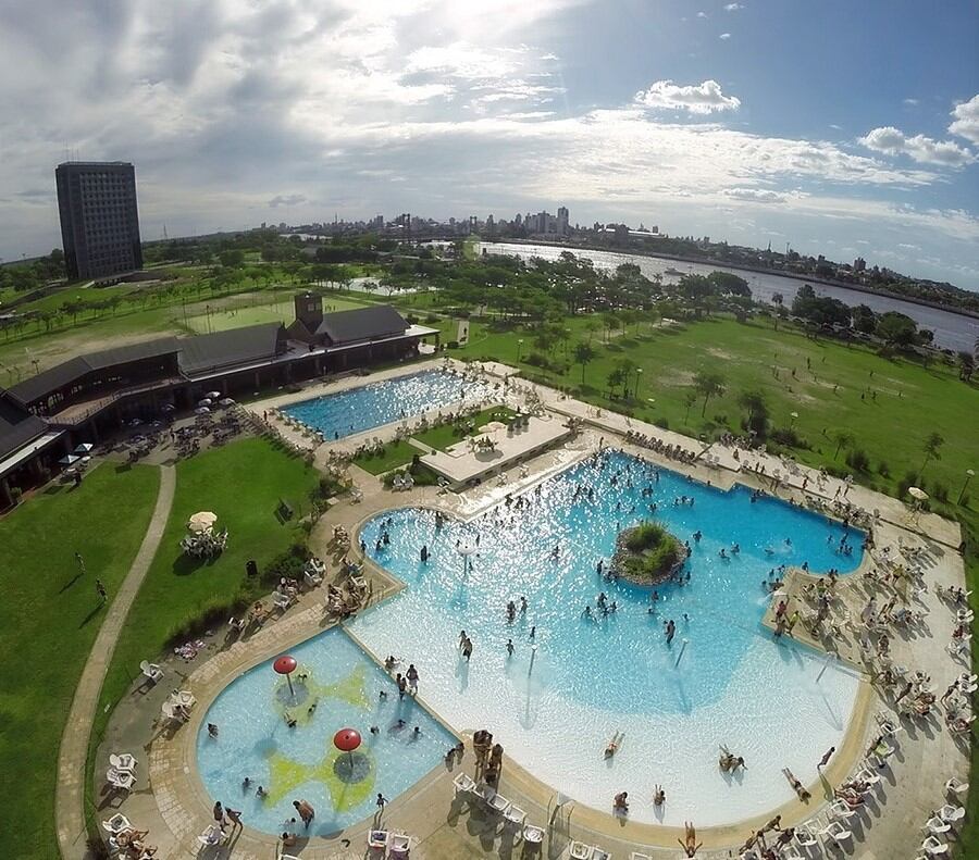 El hotel ATE-UNL tiene vista a la laguna Setúbal y una amplia pileta