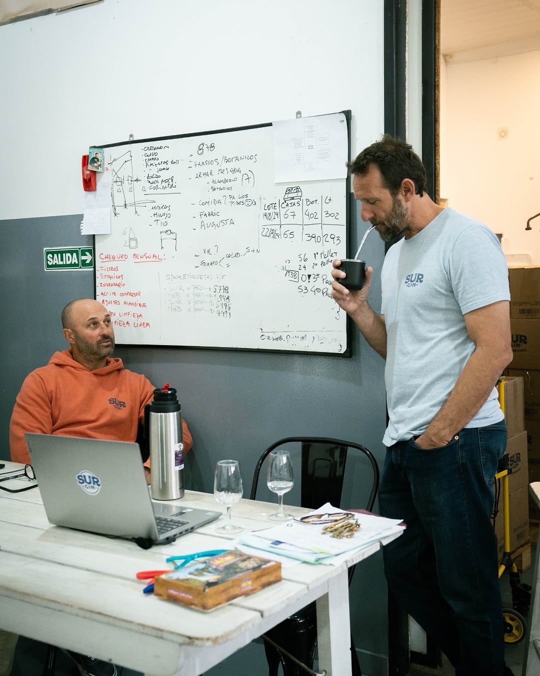 Franco D’Angelo y Ezequiel Pizzorno comenzaron el proyecto hace diez años, cuando el gin todavía no era furor en la Argentina (Foto: Instagram @surginok)