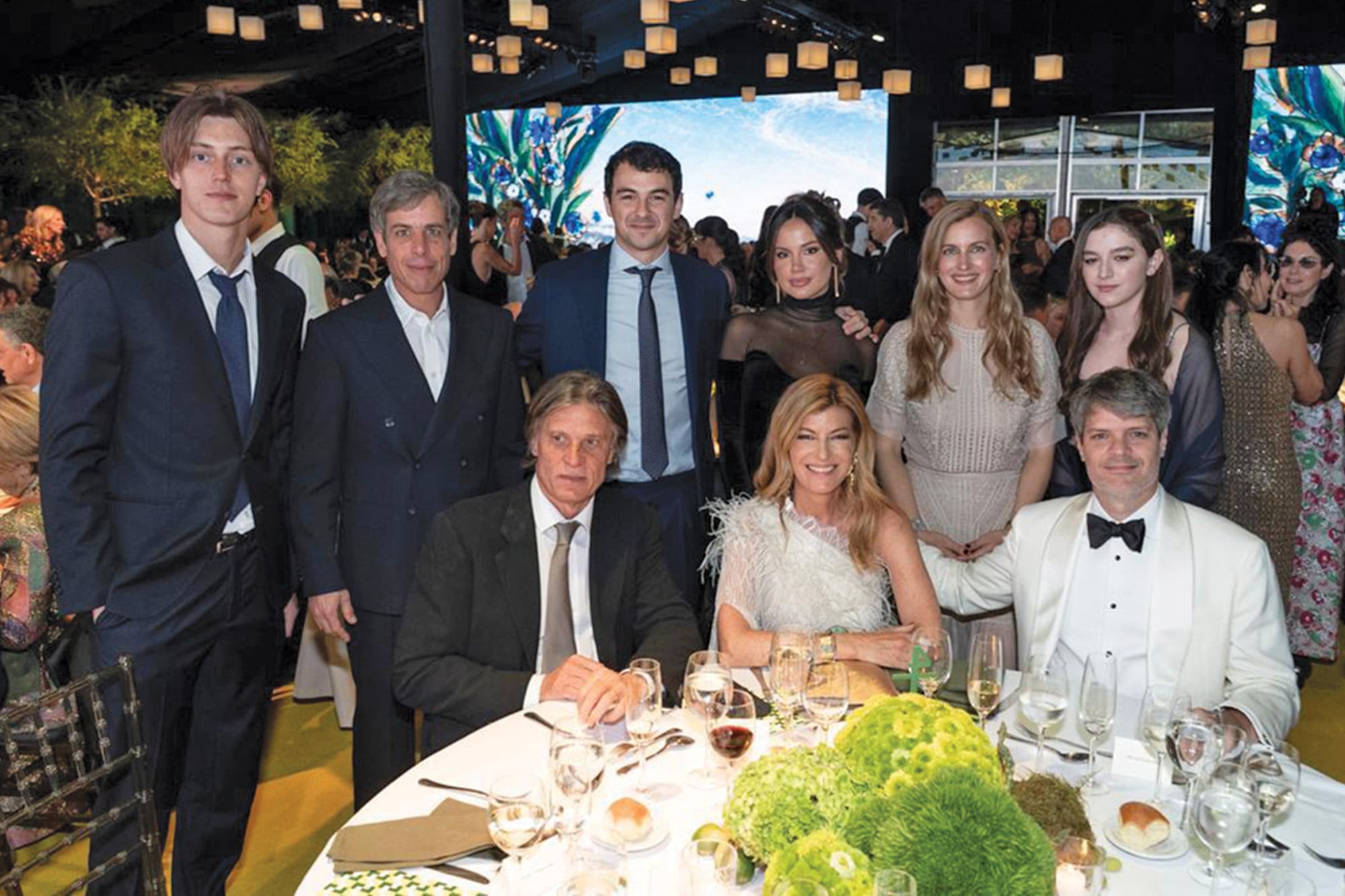La
mesa de los hijos de
Eduardo. Sentados:
Soledad Costantini
junto a su marido,
Eugenio Aguirre, y
su hermano Edo.
Detrás de ellos,
su hijo, Joaquín
Muniz Barreto, Juan
Sanguinetti, Gonzalo
Costantini y su novia,
Stefi Essenwanger,
su hija, Delfina Muniz
Barreto y Malena
Costantini