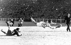 Eterna, la palomita de Marcelo Pascual se transforma en try argentino para el 11-6 a Junior Springboks en 1965 y entonces nacen los Pumas.