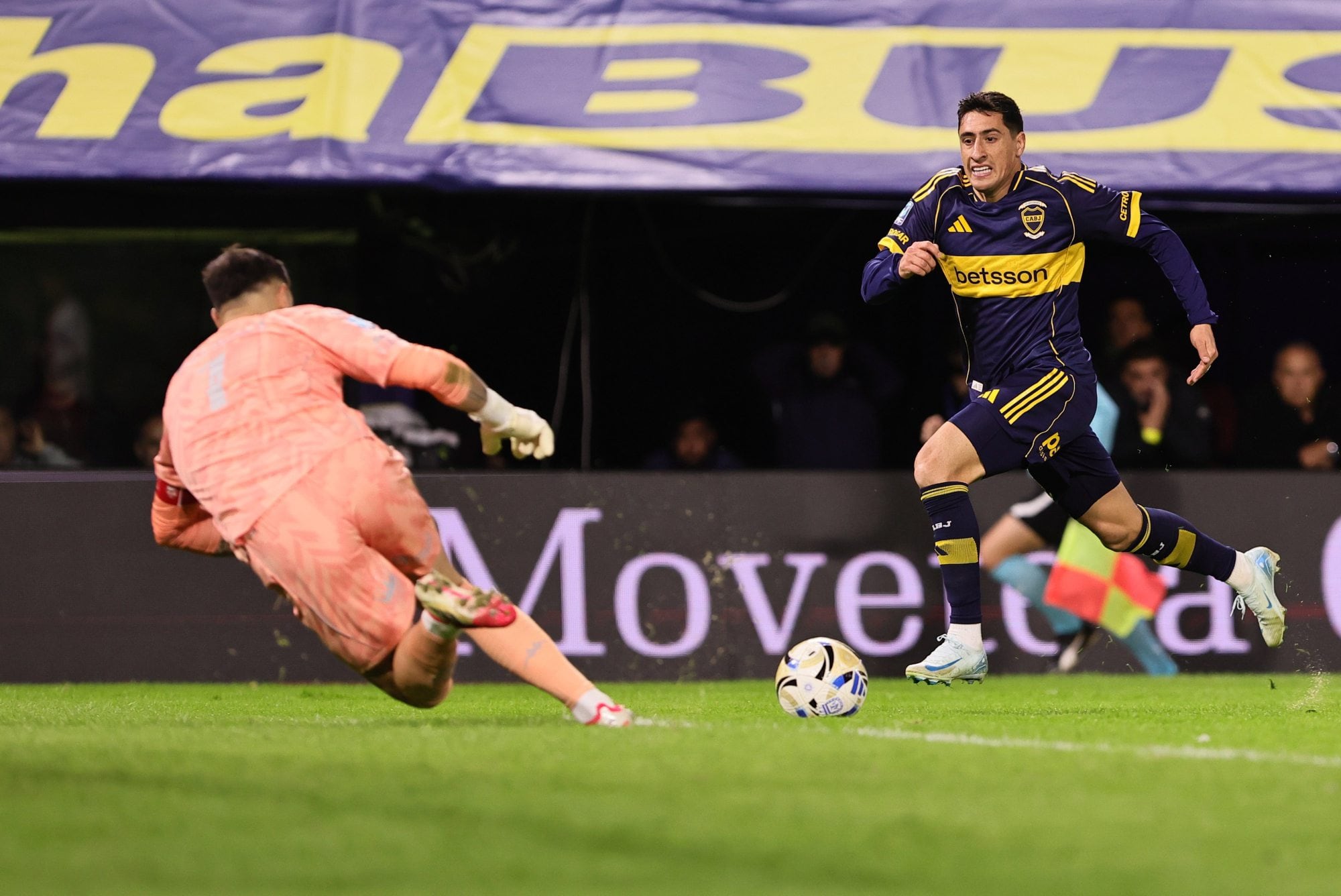 De la ilusión a la urgencia: Boca apagó la mística a la Bombonera y llega golpeado al momento clave de la Copa 8 Miguel Merentiel sigue con la mira torcida: desperdició tres chances claras y Boca terminó sufriéndolo.