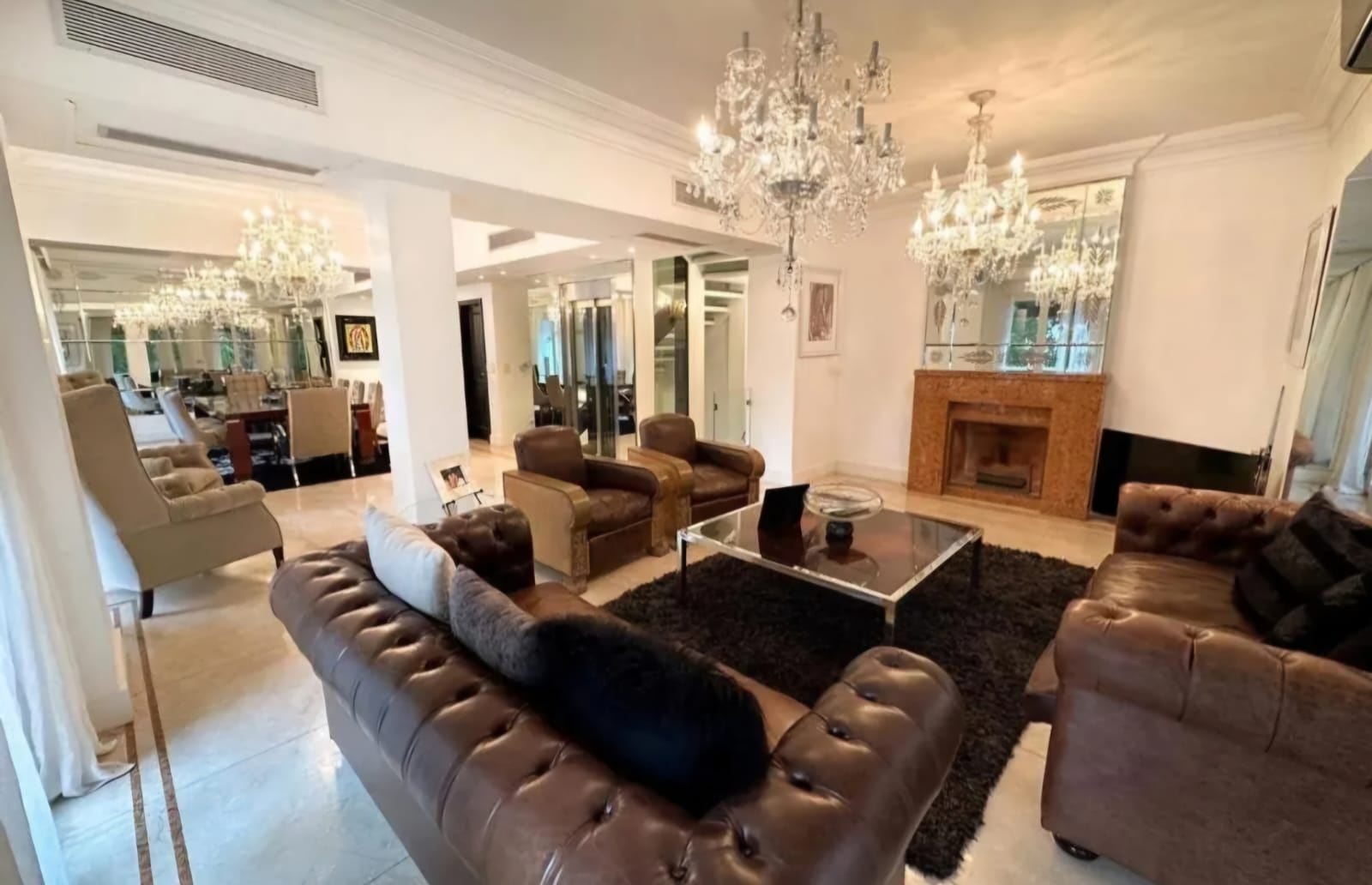 La propiedad es de estilo francés y tiene 700 m² totales, de los cuales 500 m² son cubiertos
