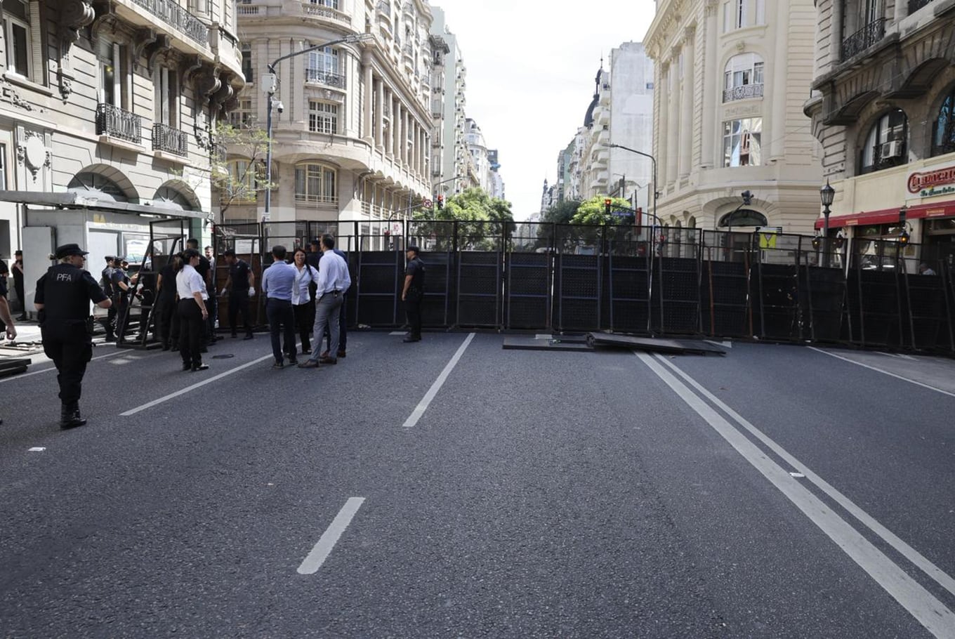 Tratamiento de la reforma laboral en el Senado de la Nación. Operativo de seguridad y manifestación en los alrededores del Congreso. Vallas en los alrededores del Congreso