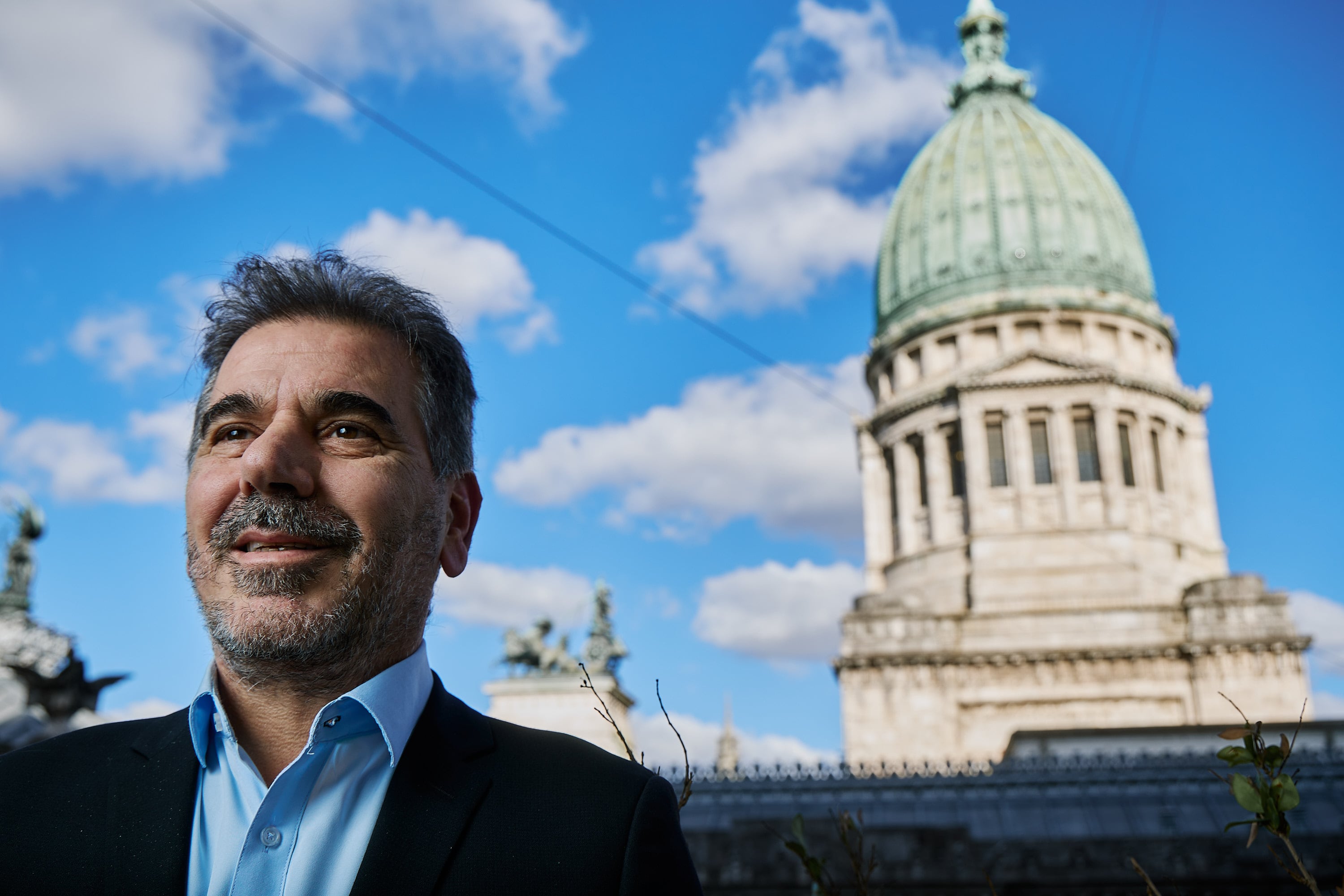 Ritondo posa frente a la cúpula del Congreso