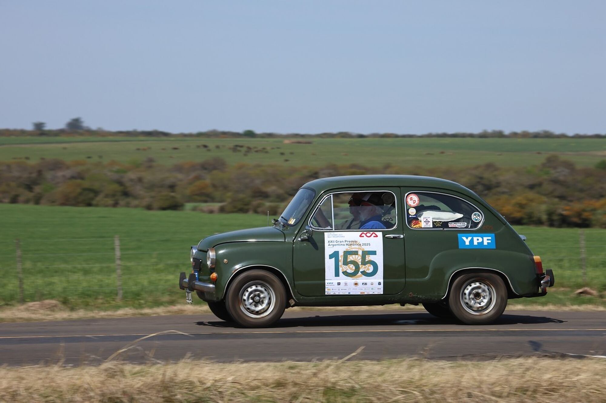 Y entre los modelos de la marca italiana, el más especial: un FIAT 600, que contiene a Andrés Gil Martín y Raúl Gil, transita la llanura del sur mesopotámico; el pequeño
