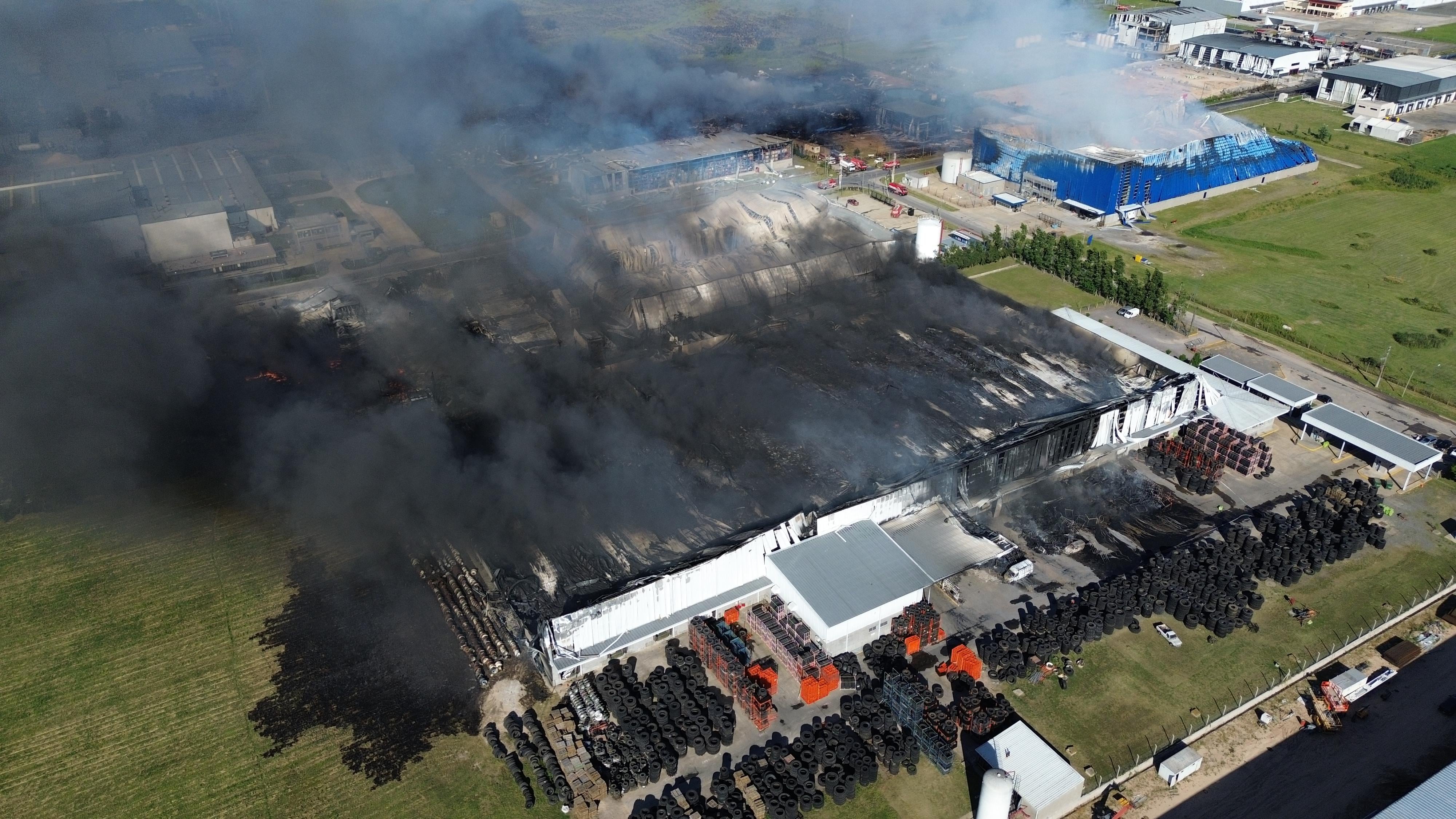 Una impactante explosión en un parque industrial en Ezeiza provocó un incendio que afectó varias plantas