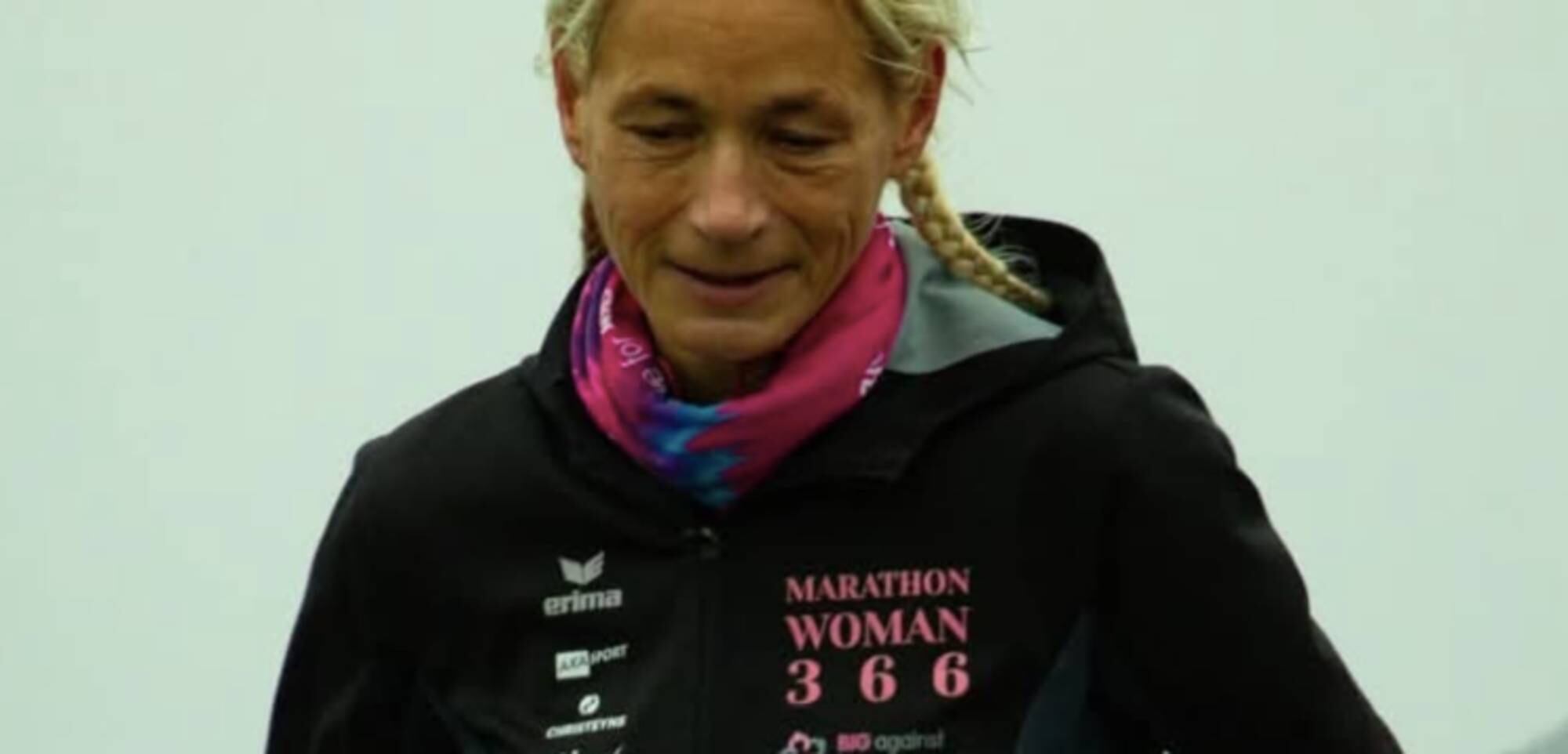 El motor detrás de su compromiso diario fue mucho más que un récord personal. Dosogne dedicó su reto a recaudar fondos para la organización BIG Against Breast Cancer, logrando reunir alrededor de 65.000 euros para la investigación contra el cáncer de mama (IG @marathonwoman366)