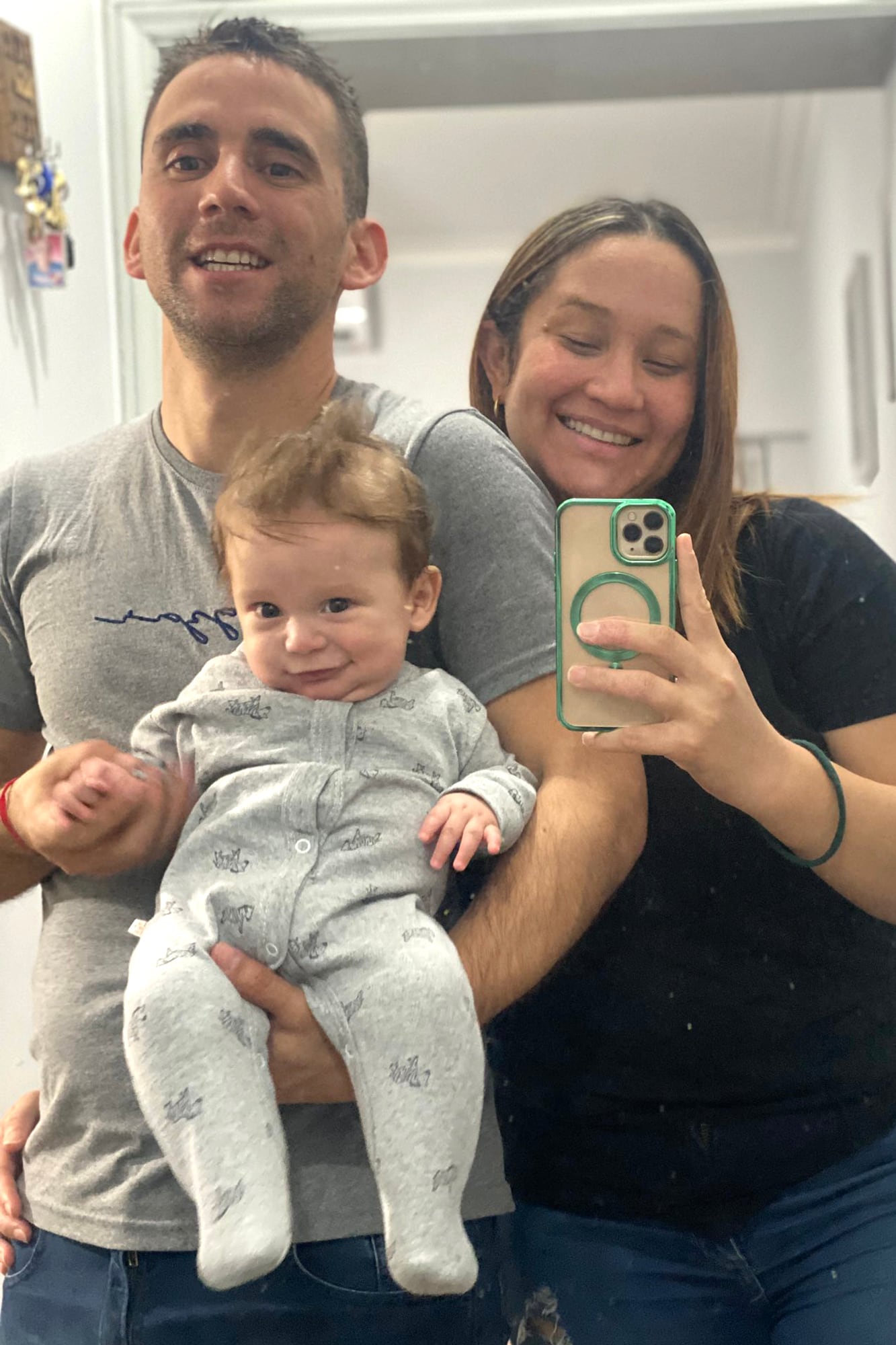 Nahuel Agustín Gallo junto a su hijo y esposa