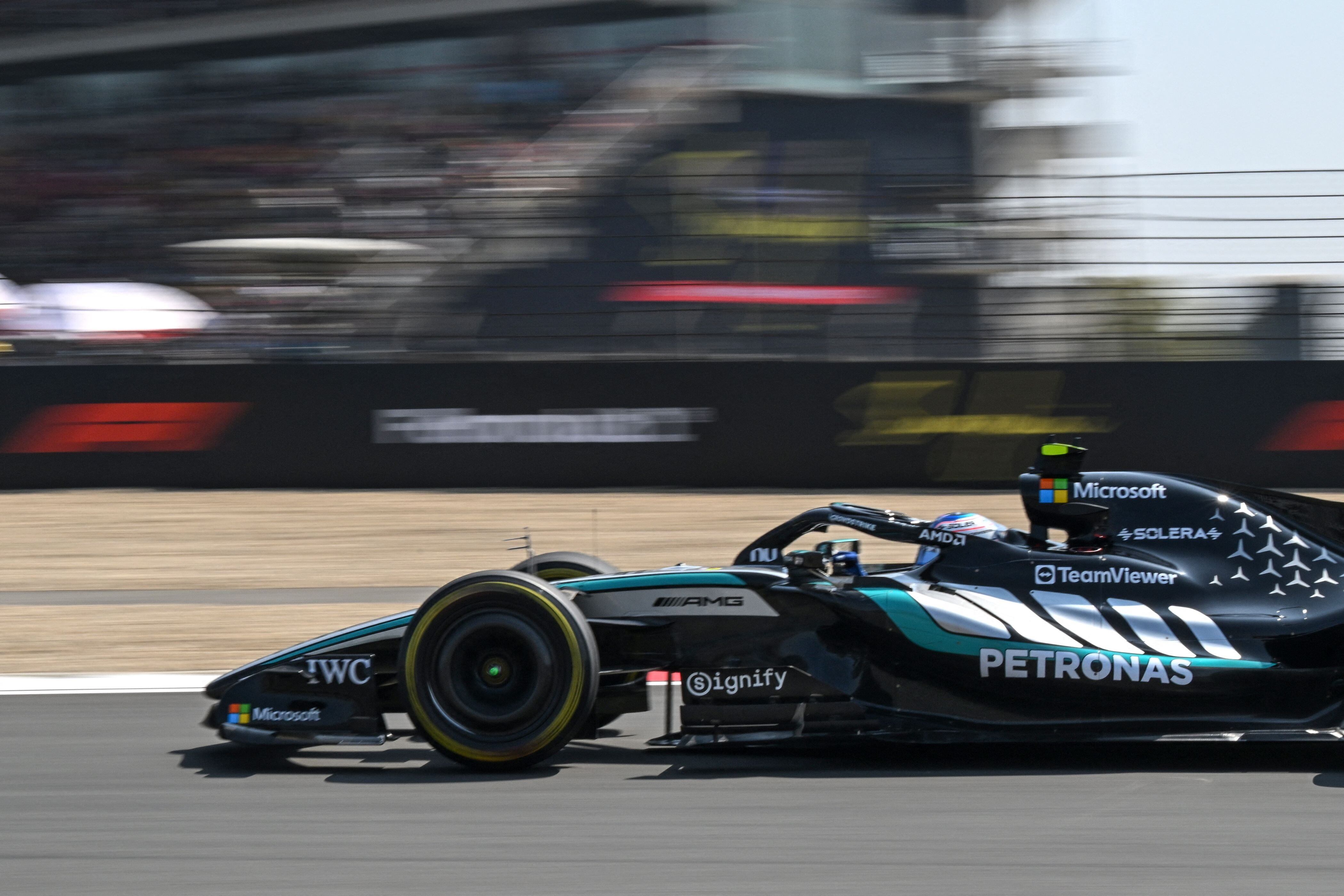 Kimi Antonelli circula en su Mercedes por un autódromo de Shanghái más poblado en un viernes que en años anteriores, a pesar de que ya no corre el local Guanyu Zhou.