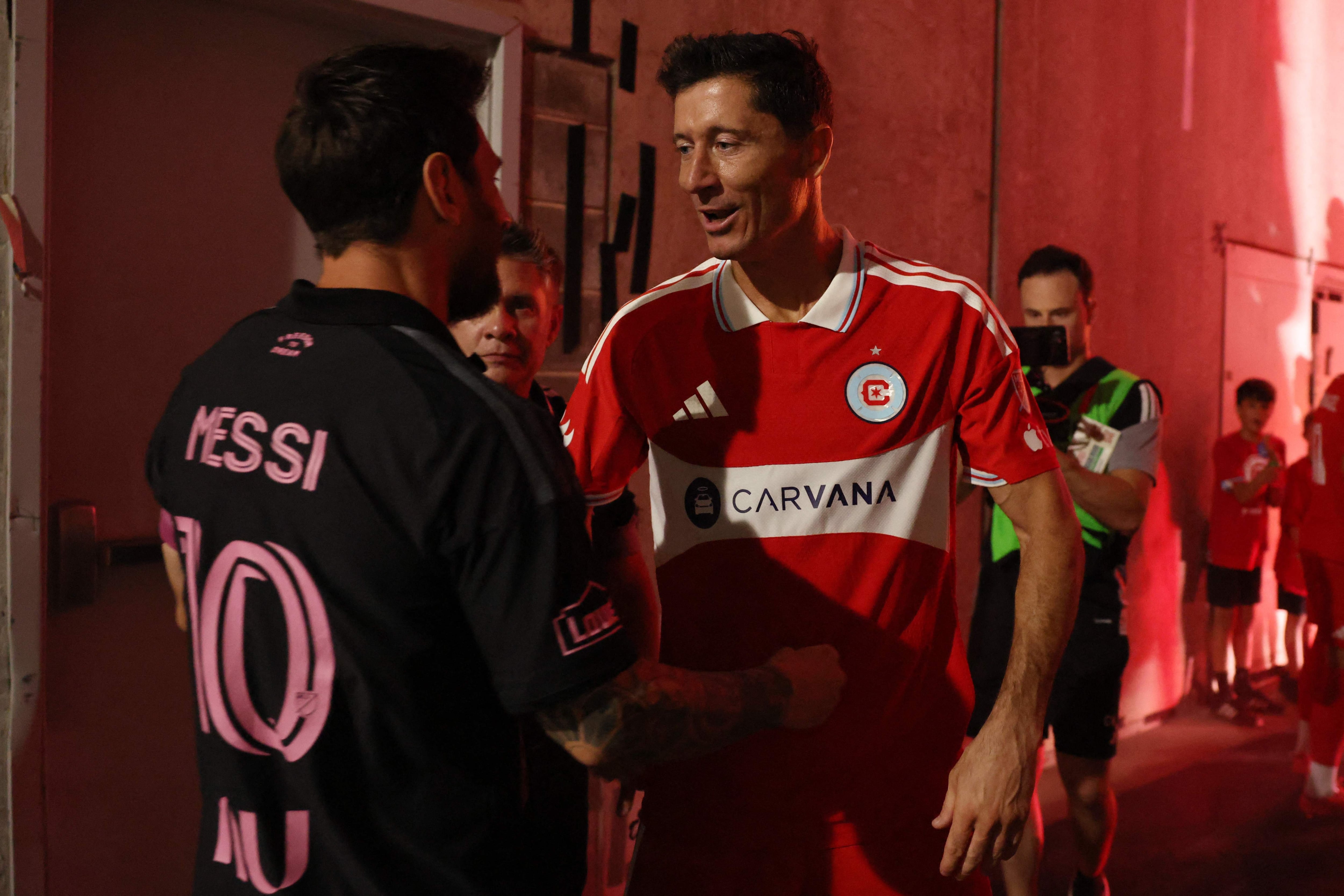 El saludo entre Robert Lewandowski y Lionel Messi