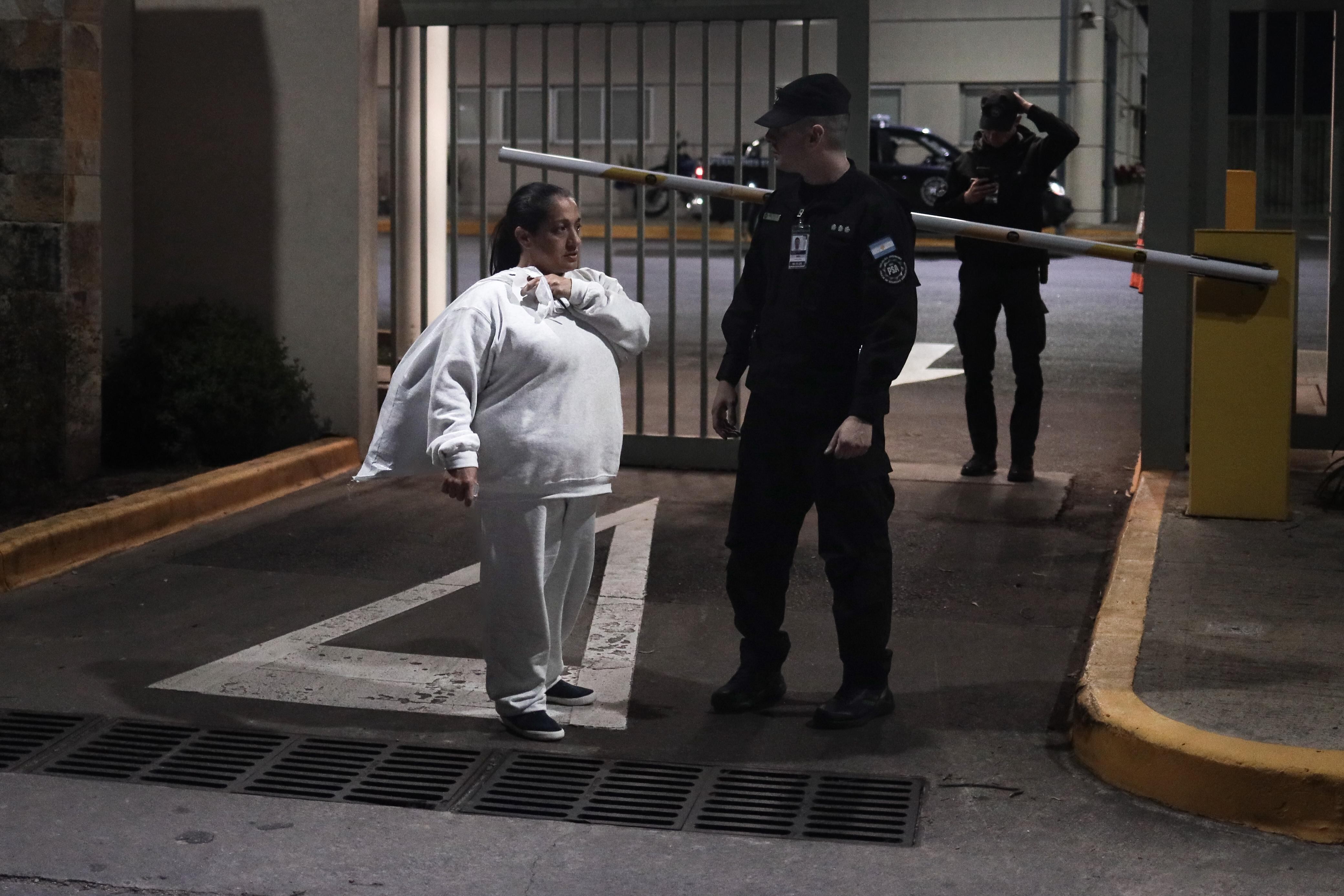Una de las personas que llegó en el vuelo de deportados en la puerta del FBO de Ezeiza