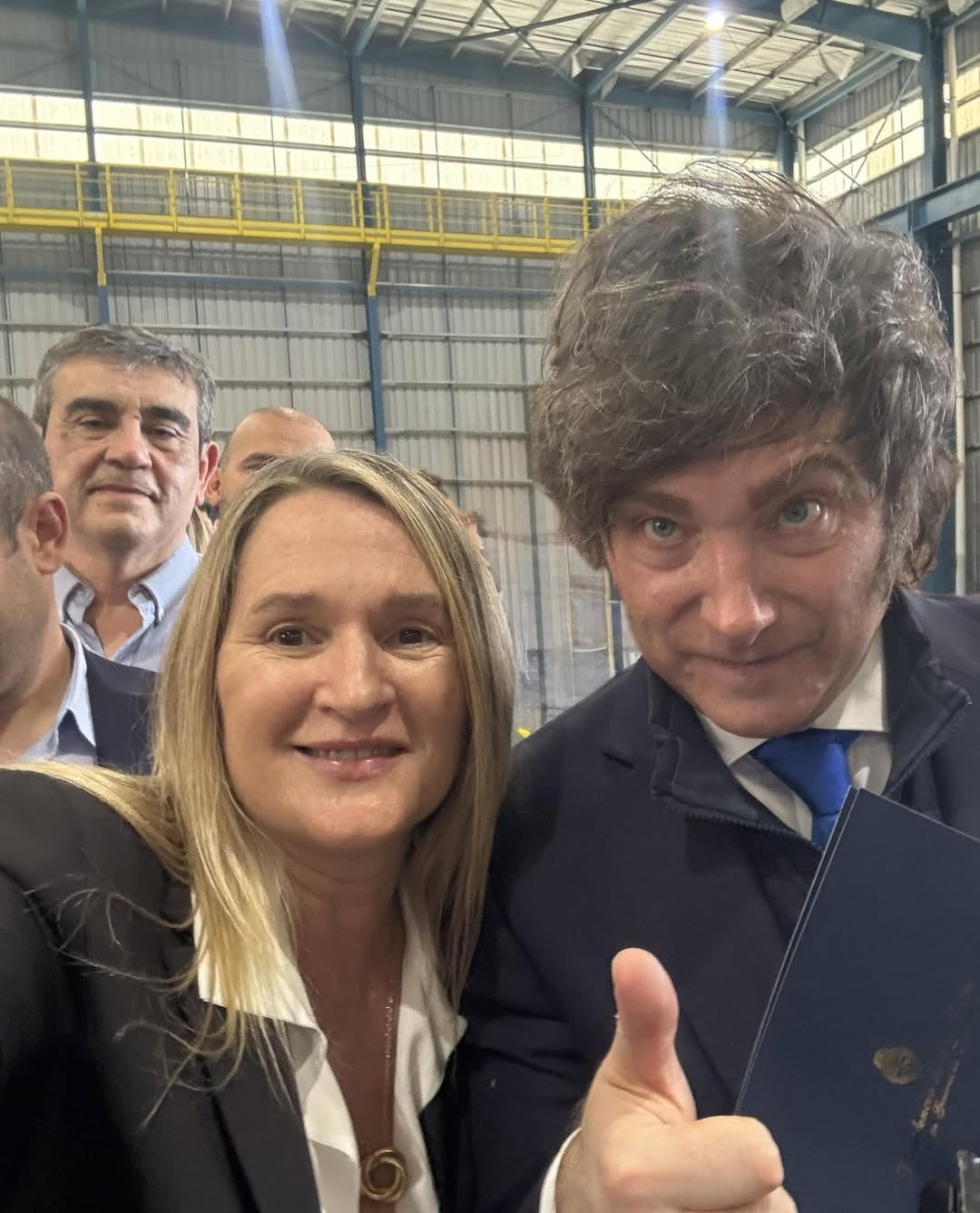 Fernanda Antonijevic junto a Javier Milei, en la fábrica de Sidersa en San Nicolás