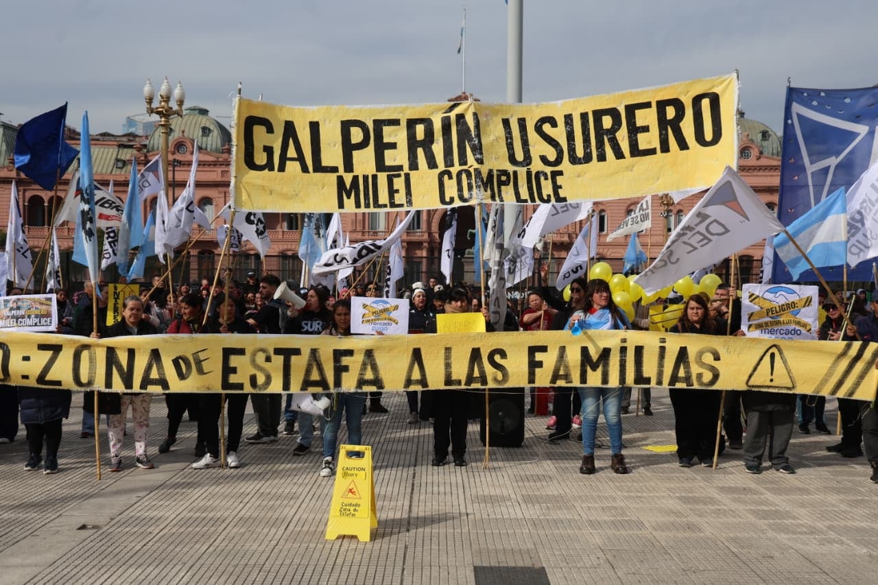 Militantes de Libres del Sur exhibieron consignas contra Mercado Libre
