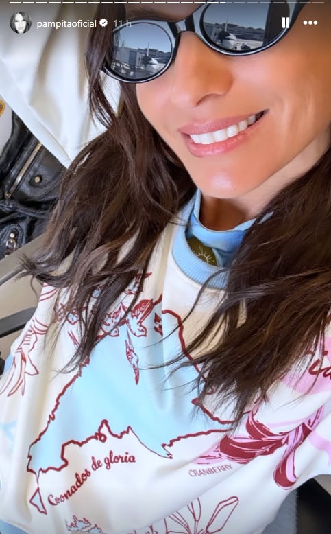El impactante look de Pampita para el debut de la Argentina en el Mundial: corset celeste y blanco y short de jean 8 Pampita también lució un buzo patriota en la previa de Argentina vs. Argelia