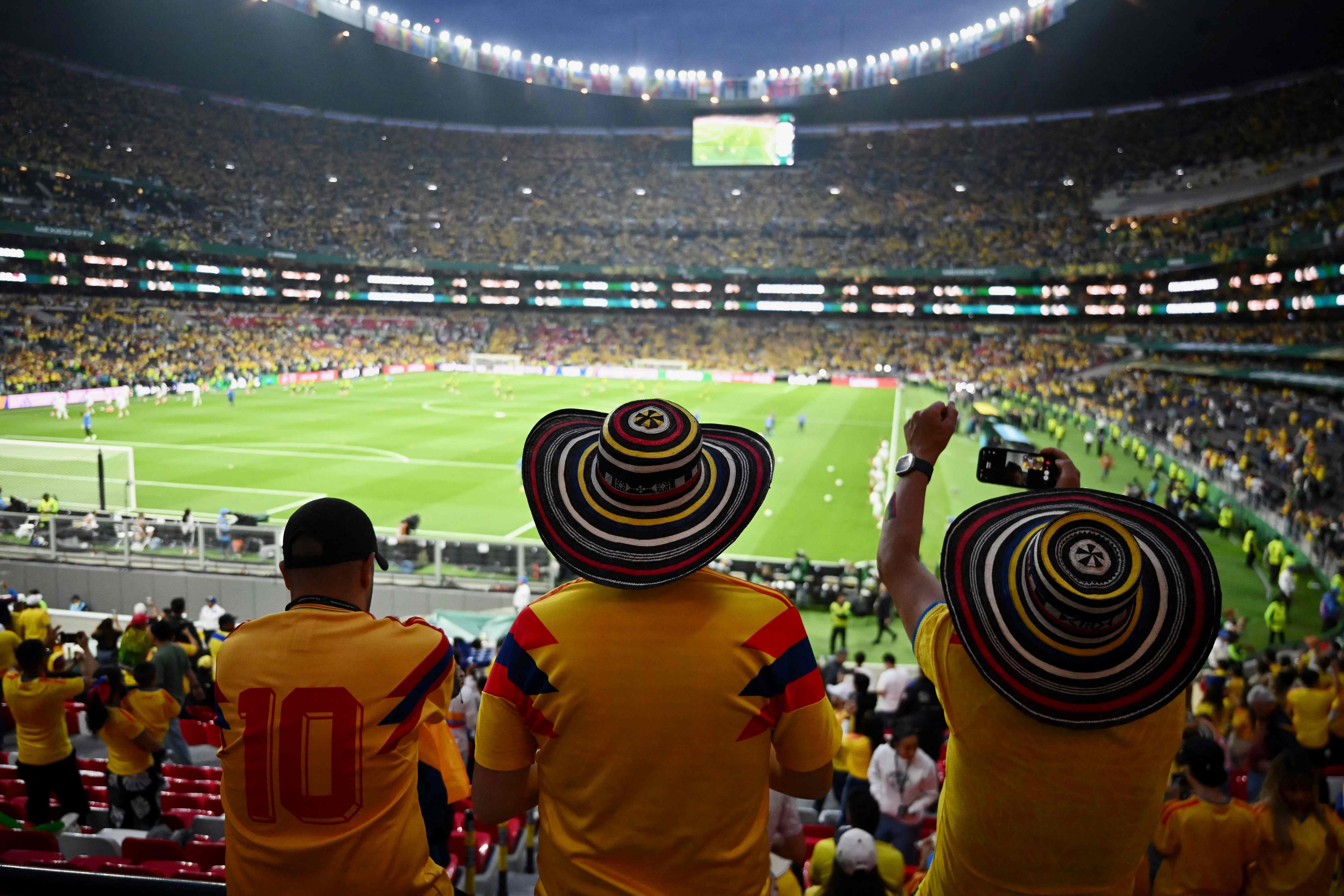 Colombia llevó alrededor de 60.000 hinchas al Estadio Azteca