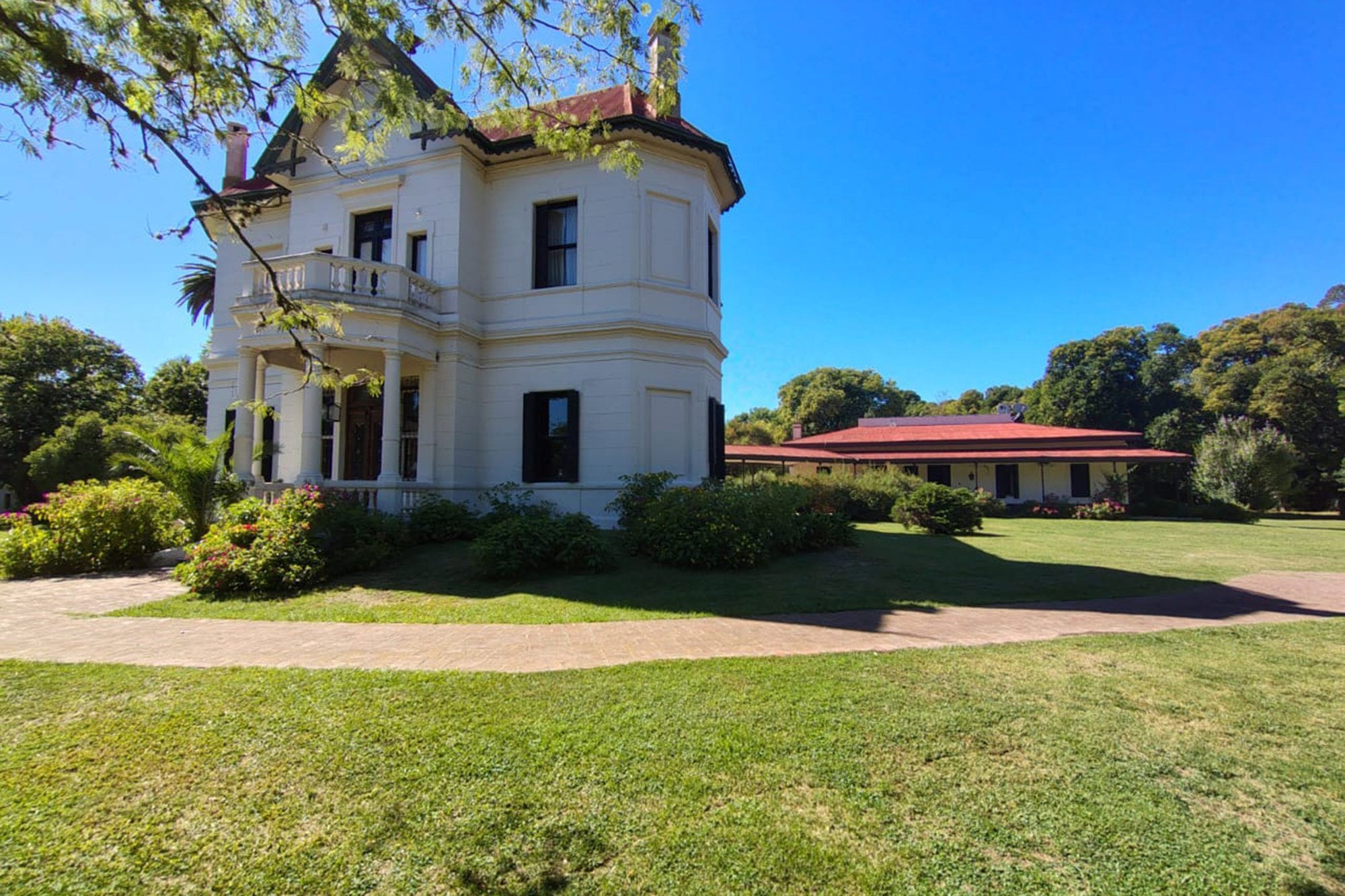 Fin de semana XXL: 5 glampings en estancias para desconectarse cerca de Buenos Aires 6 En Estancia San Pablo, el glamping convive con una casona de 1863
