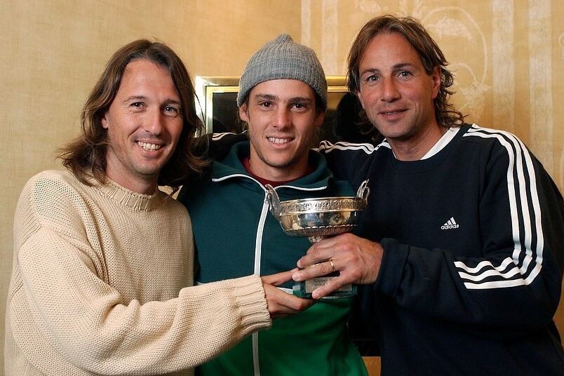 Franco Davin, el entrenador de tenis más prestigioso de la Argentina: “Hoy, no tener un psicólogo en el equipo es dar ventaja” 8 Franco Davin, Gastón Gaudio y el PF Fernando Aguirre, con la réplica del trofeo de Roland Garros 2004, ganado por el Gato