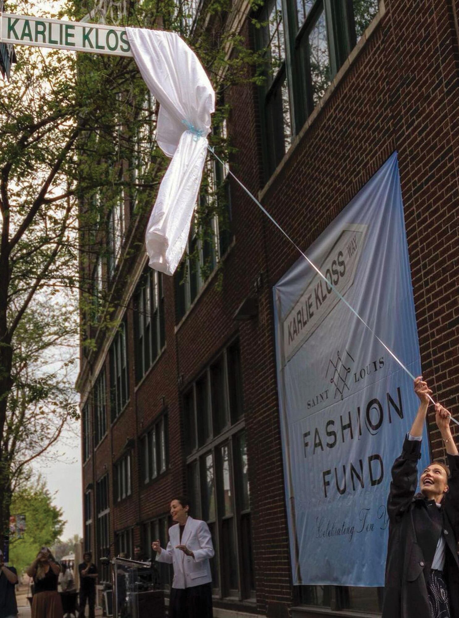 Kloss destapando el cartel de la calle que de ahora en más llevará su nombre, ubicada en un tramo de Washington Avenue.